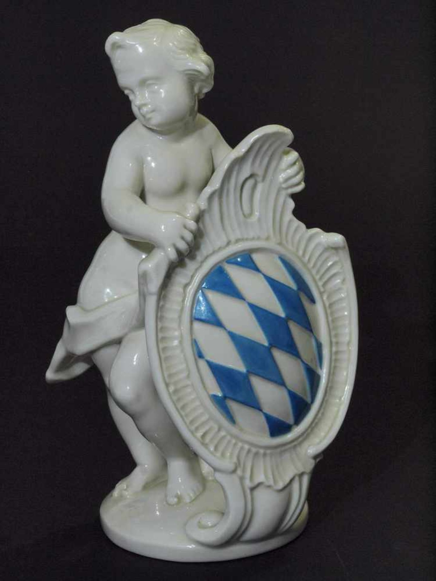 Putto mit bayerischem Wappen. Putto mit bayerischem Wappen. NYMPHENBURG, Marke 1976 - 1997. - Image 2 of 6