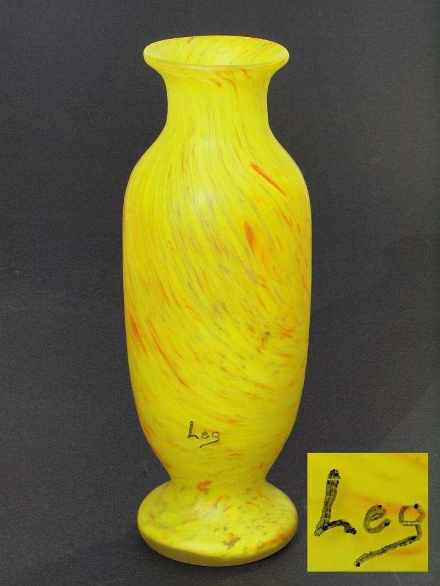 Glas-Ziervase. Glas-Ziervase. 20. Jahrhundert. Farbloses mattiertes Glas, Zwischenschichtdekor aus
