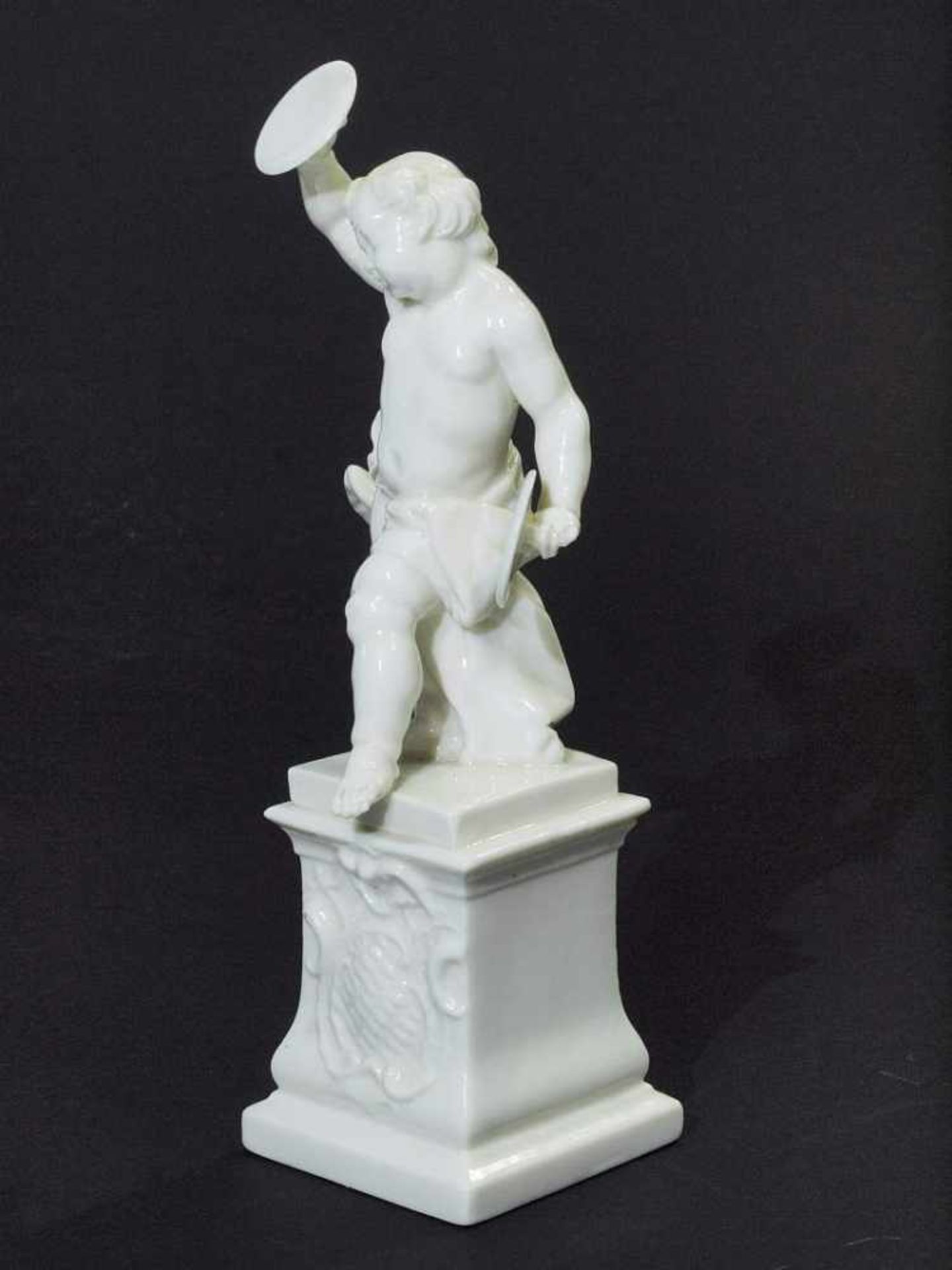 Putto mit Schlagbecken auf hohem Postament. Putto mit Schlagbecken auf hohem Postament. NYMPHENBURG, - Bild 6 aus 7