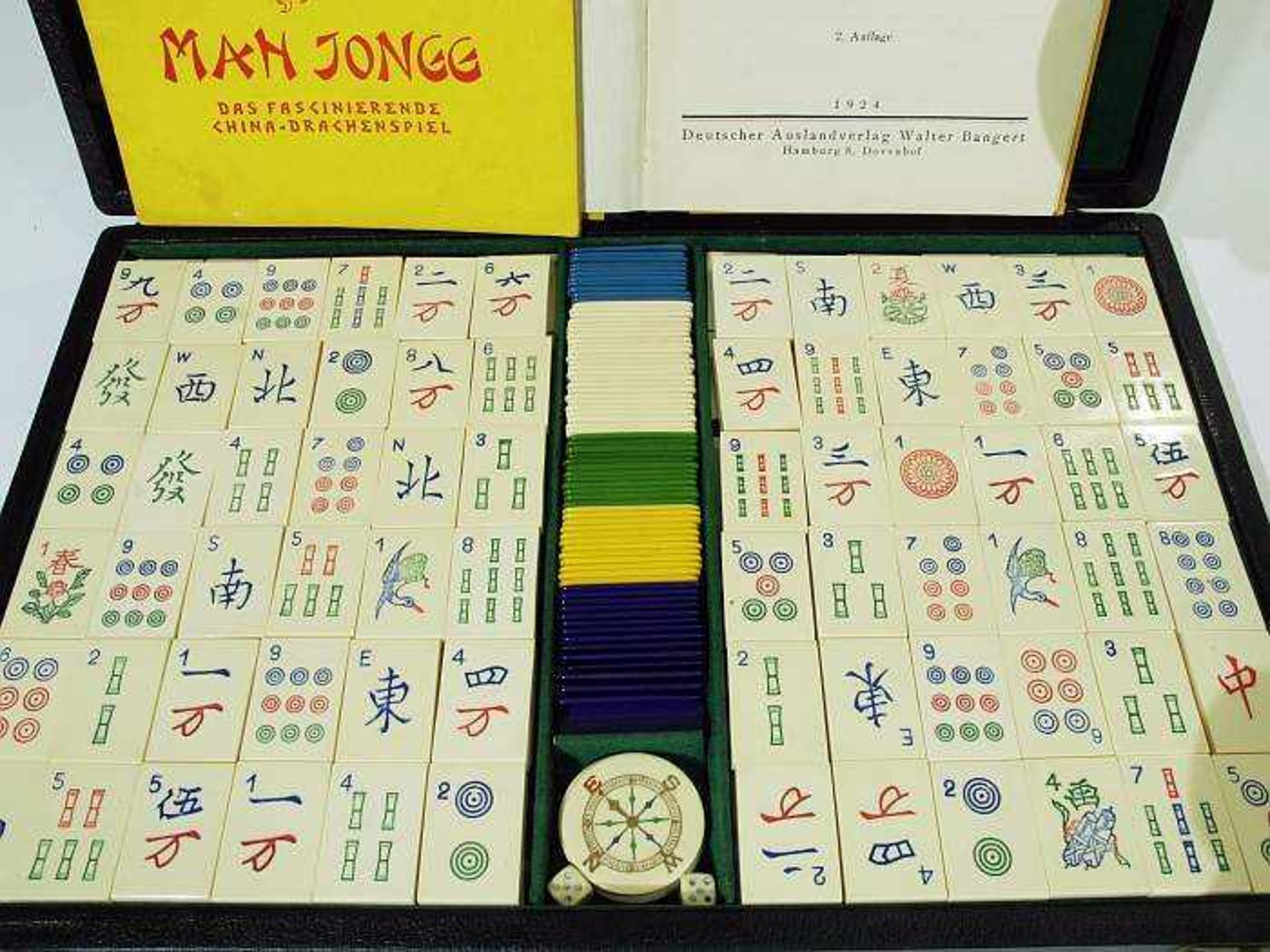 Mahjong-Spiel Mahjong-Spiel. China. Anfang 20. Jahrhundert. Komplettes Spiel, in