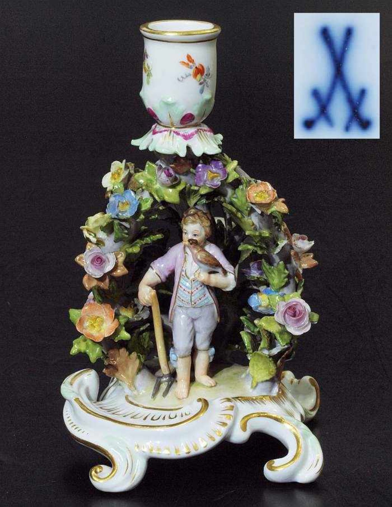 Figürlicher Handleuchter mit Ringhandhabe. Figürlicher Handleuchter mit Ringhandhabe. MEISSEN, Marke