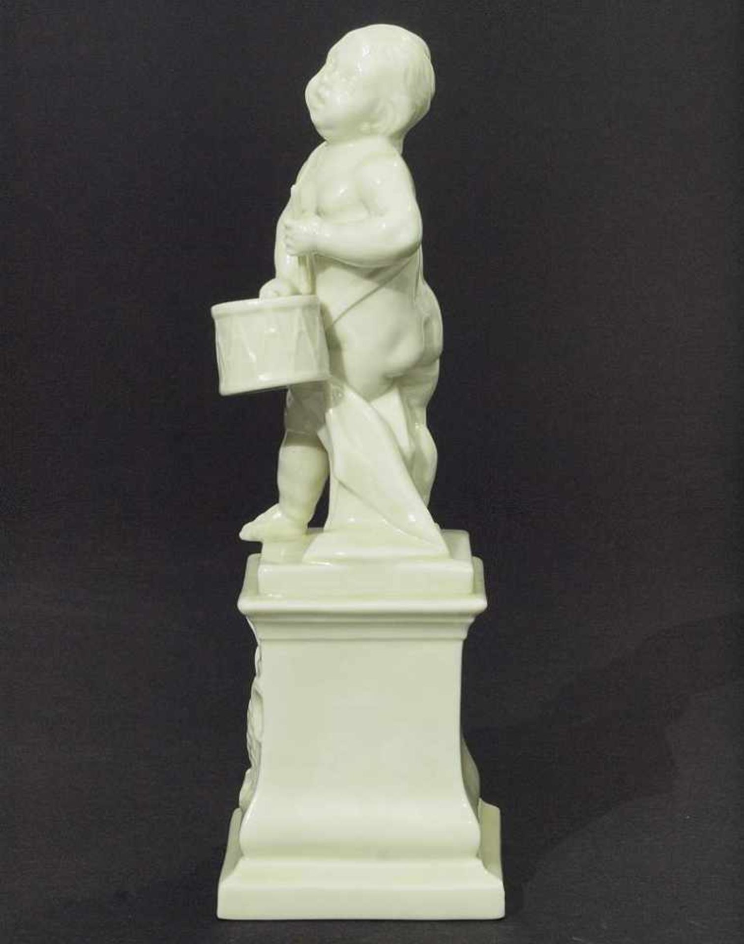 Putto mit Trommel auf hohem Podest Putto mit Trommel auf hohem Podest. NYMPHENBURG, 20. Jahrhundert. - Bild 3 aus 6