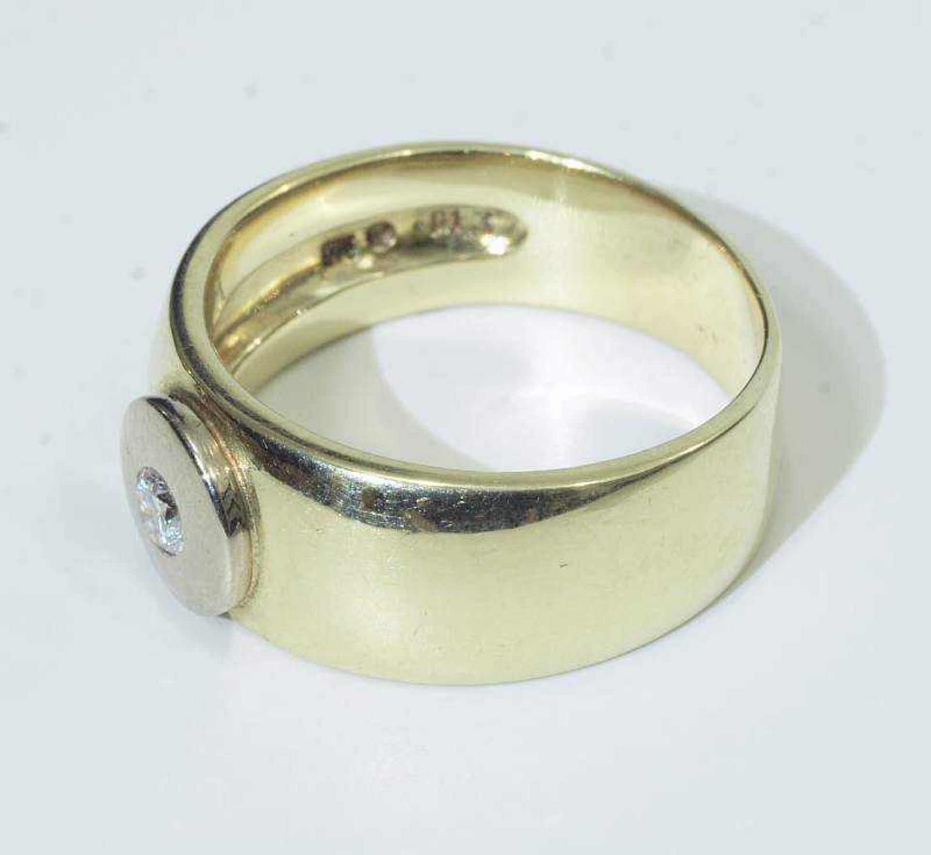 Solitär mit Brillant. Solitär mit Brillant. 585er Gelbgold, Brillant 0,13 ct. (in der Ringschiene - Bild 4 aus 4