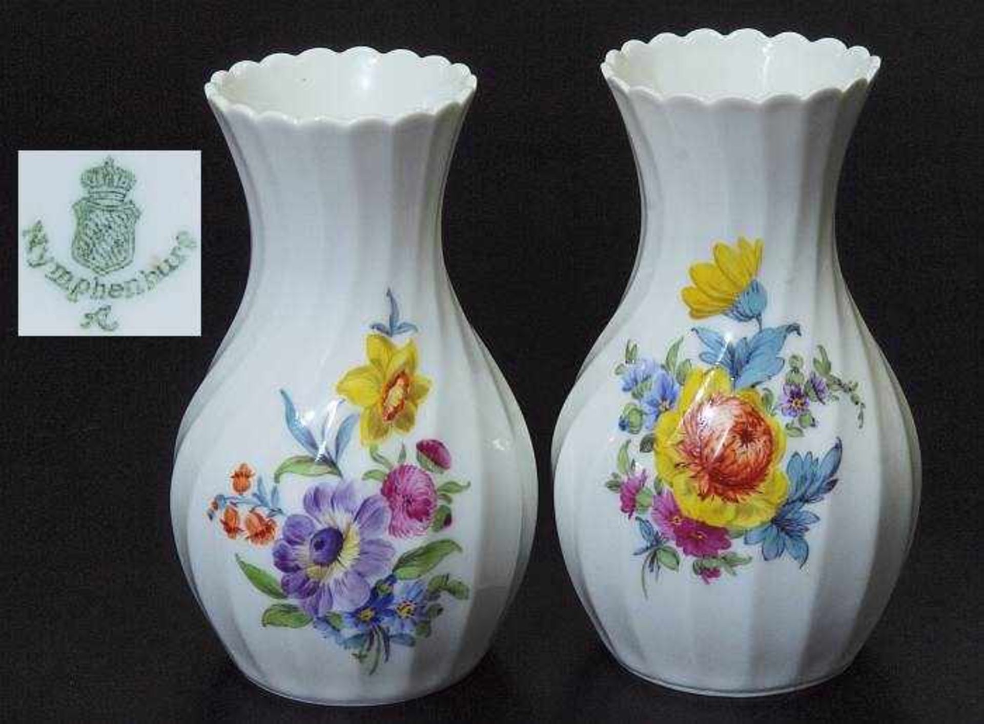Paar Vasen. Paar Vasen. NYMPHENBURG, 20. Jahrhundert. Farbige Bemalung mit Bukett und