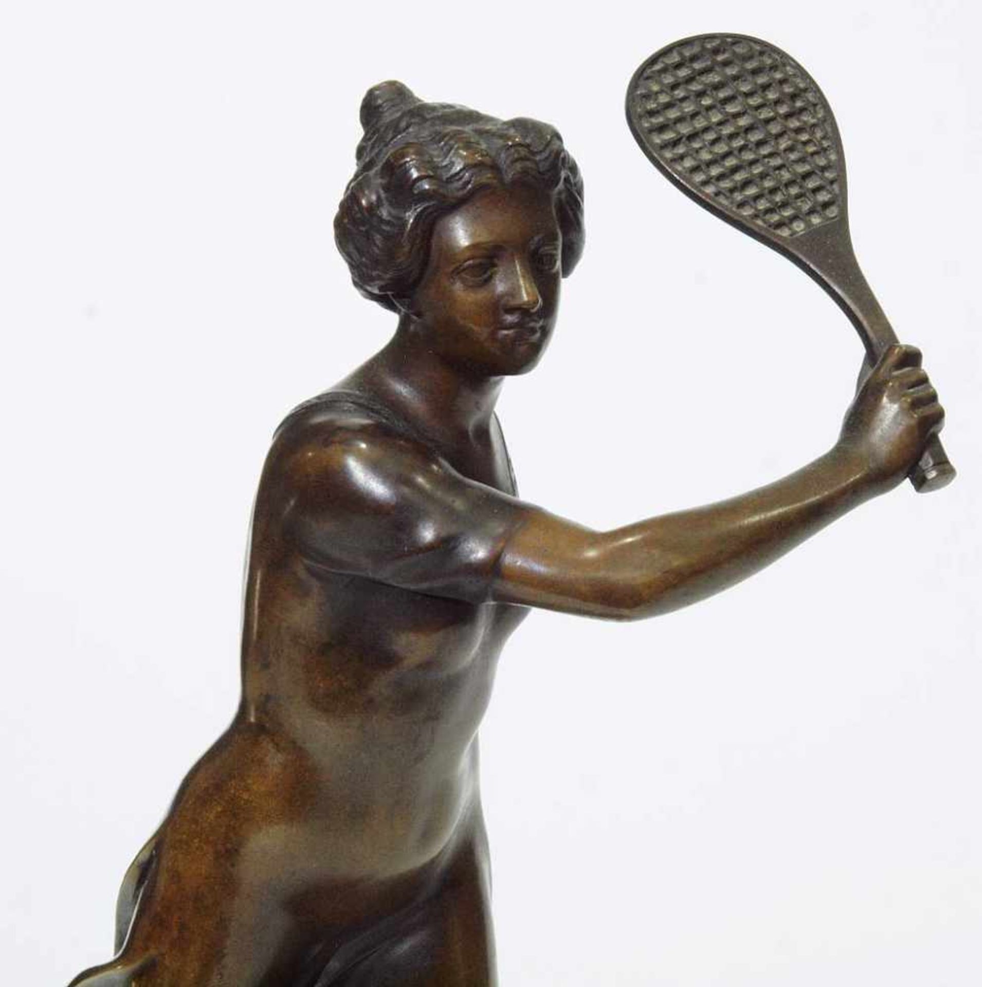 REITER, Ferd.REITER, Ferd., 20. Jahrhundert. Wohl Bronze. Tennisspielerin in bewegter - Image 5 of 7