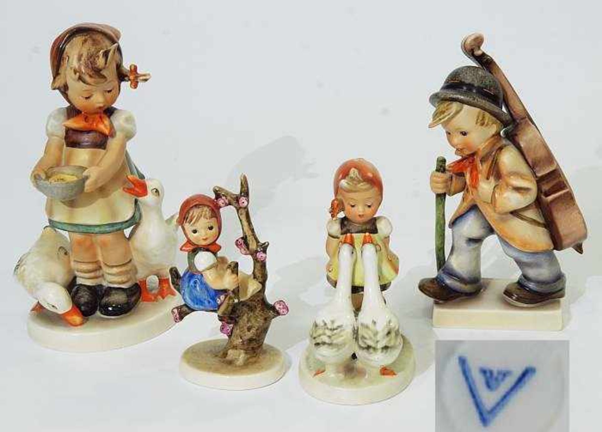 Vier Hummelfiguren.Vier Hummelfiguren. GOEBEL, 20. Jahrhundert. Keramik, farbig staffiert. 1)