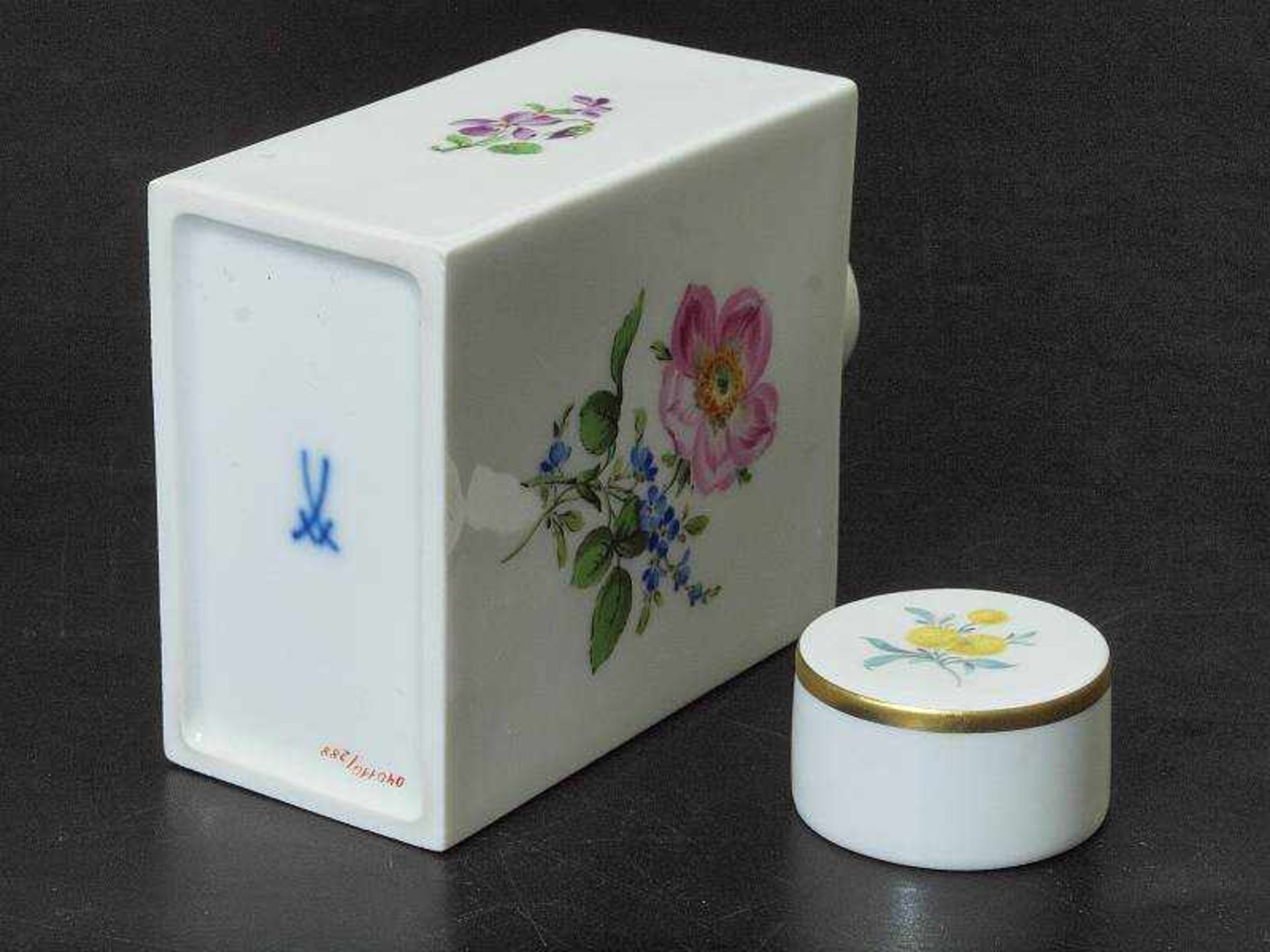 Teedose. MEISSEN.Teedose. MEISSEN, nach 1934, 1. Wahl. Farbige Blumenbemalung mit Einzelblüten. - Bild 4 aus 5