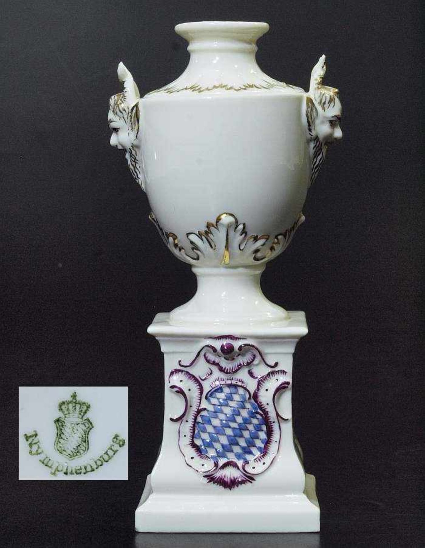 Ziervase auf Postament.Ziervase auf Postament. NYMPHENBURG, vor 1975. Modell Nr. 734. Amphorenvase