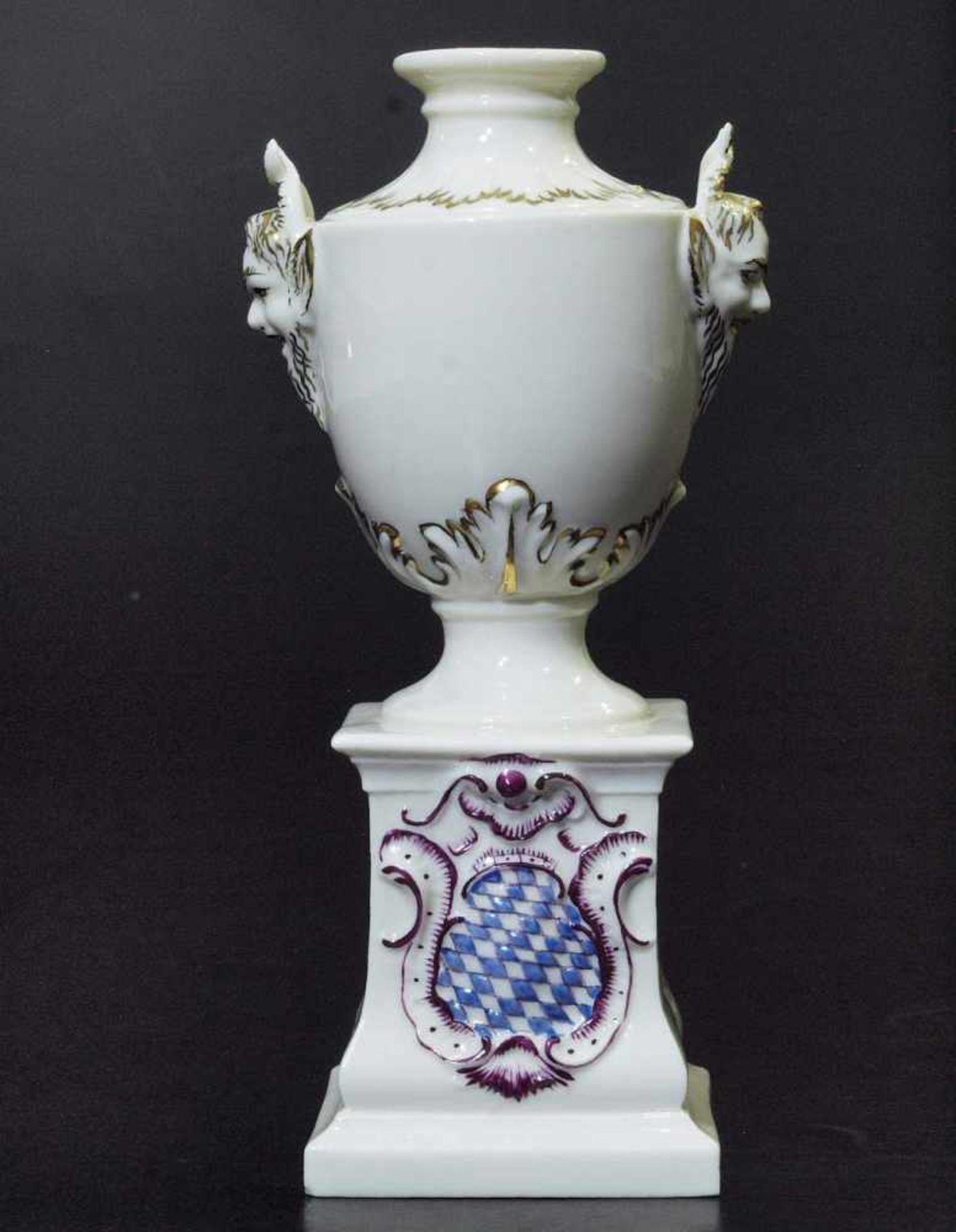 Ziervase auf Postament.Ziervase auf Postament. NYMPHENBURG, vor 1975. Modell Nr. 734. Amphorenvase - Bild 2 aus 5