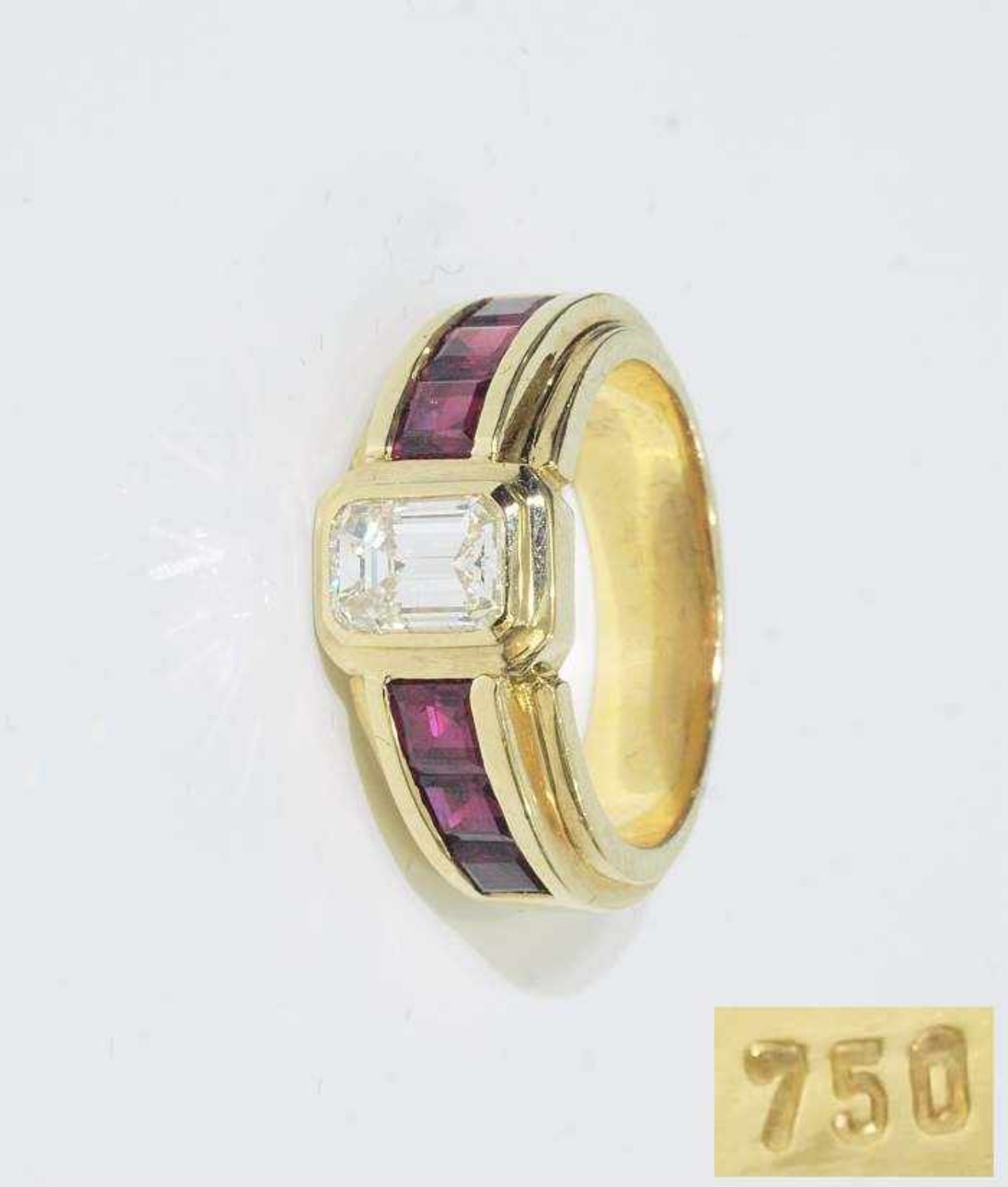 Ring mit Diamant und Rubinen.Ring mit Diamant und Rubinen. 750er Gelbgold punziert. Dreigeteilte