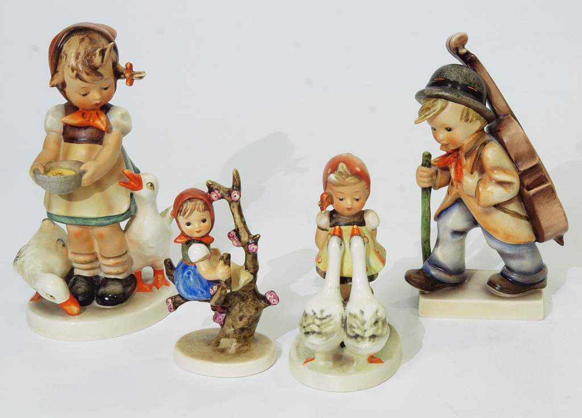Vier Hummelfiguren.Vier Hummelfiguren. GOEBEL, 20. Jahrhundert. Keramik, farbig staffiert. 1) - Image 2 of 5