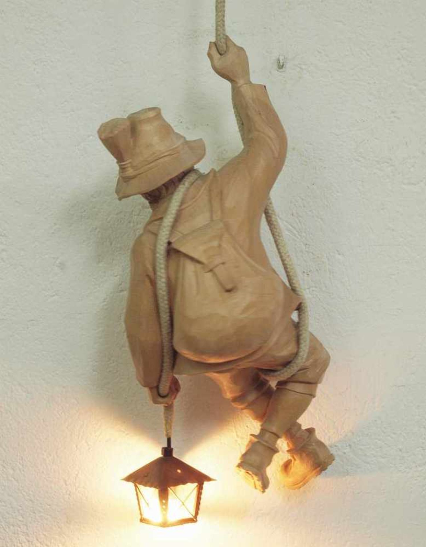 Alpenländische Lampe. Alpenländische Lampe. Laut Angaben des Einlieferers Holzschnitzerei Buckl, - Image 3 of 4