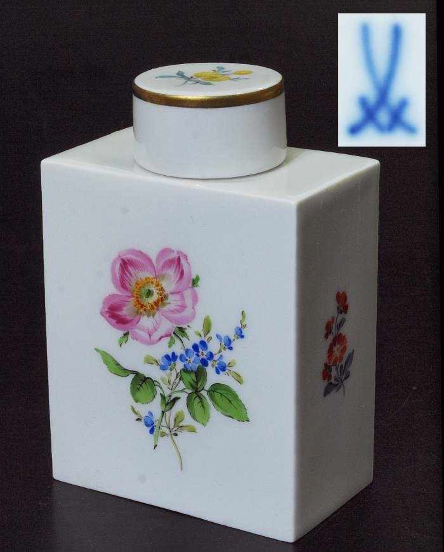 Teedose. MEISSEN.Teedose. MEISSEN, nach 1934, 1. Wahl. Farbige Blumenbemalung mit Einzelblüten.