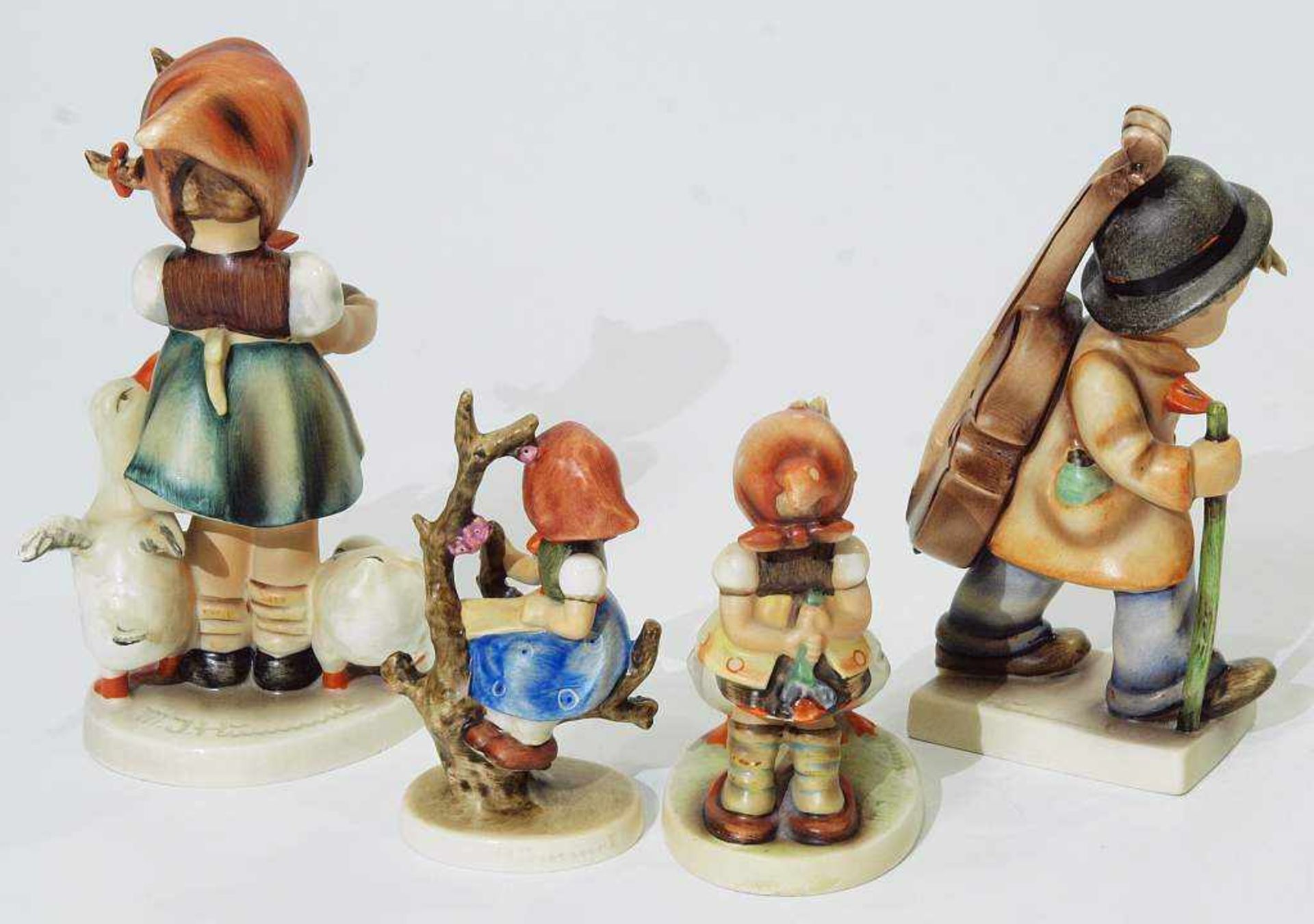 Vier Hummelfiguren.Vier Hummelfiguren. GOEBEL, 20. Jahrhundert. Keramik, farbig staffiert. 1) - Image 3 of 5