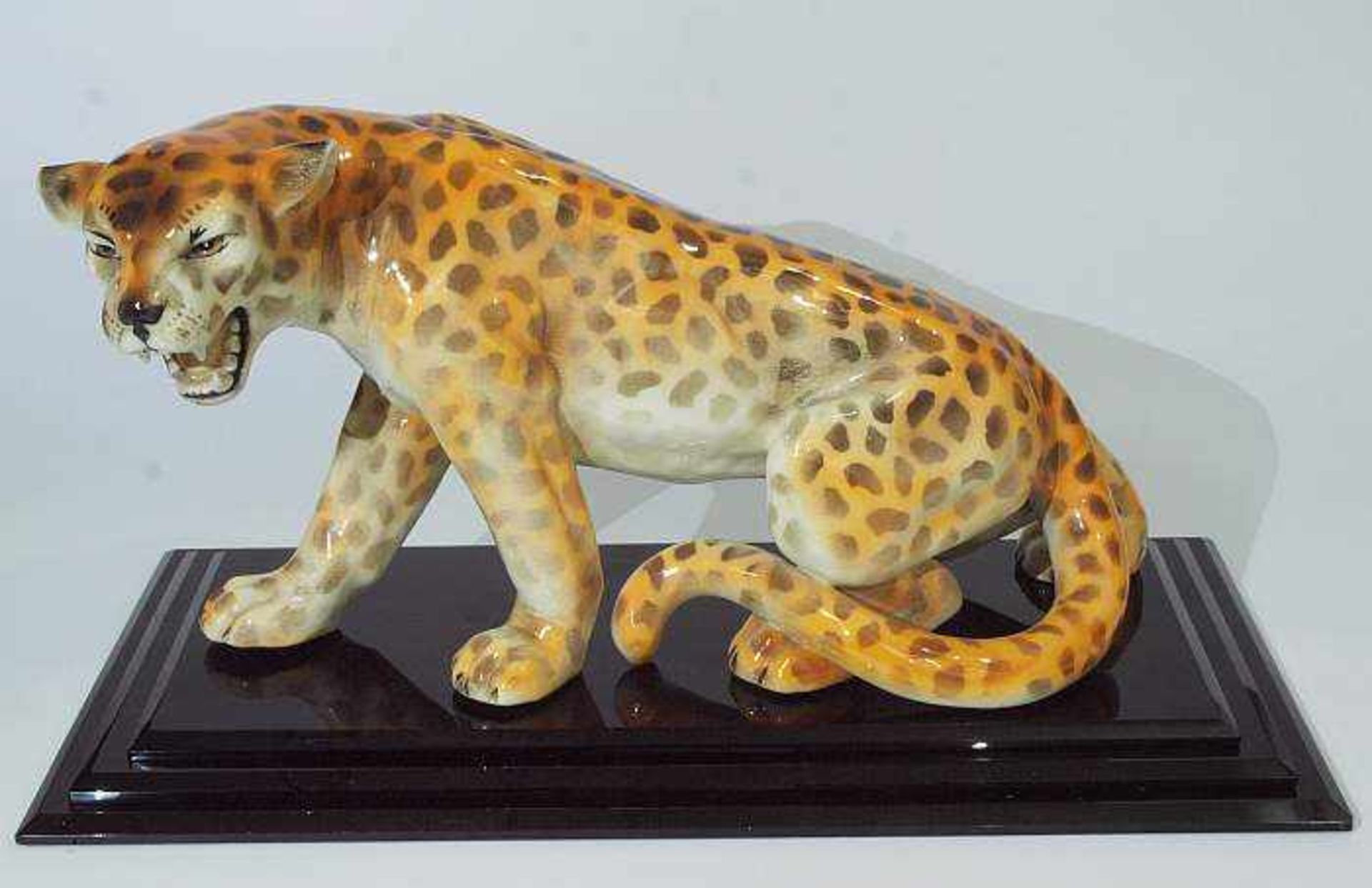 Raubkatze Leopard.Raubkatze Leopard. Keramik, Modellnummer 14243 / 26 / 16. Vollplastische,