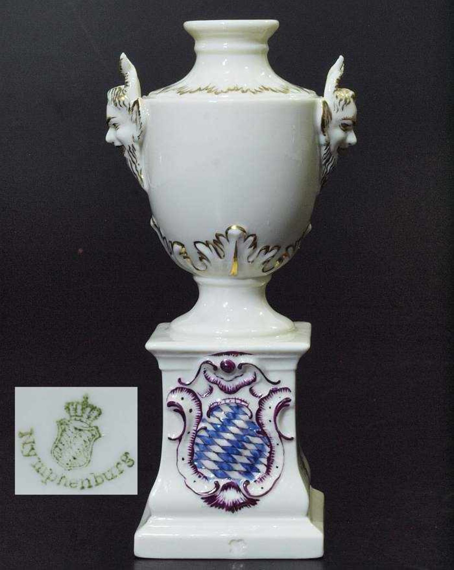 Ziervase auf Postament.Ziervase auf Postament. NYMPHENBURG, vor 1975. Modell Nr. 734. Amphorenvase