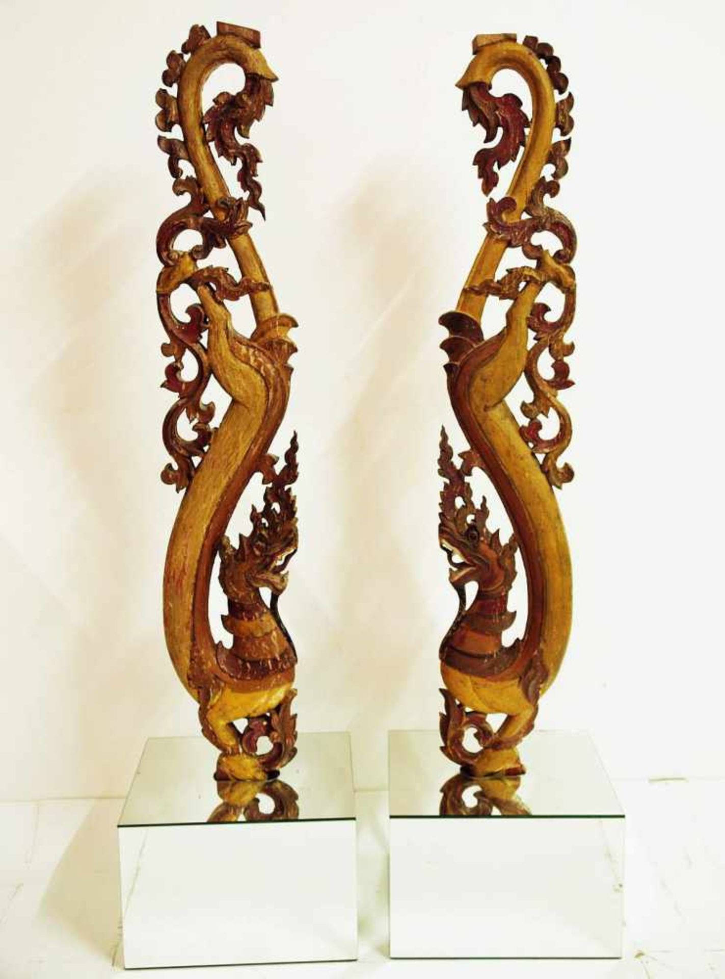 Paar Seepferdchen. Paar Seepferdchen. Holz, farbig gefaßt, partiell Trockenrisse. Höhe 116 cm. - Image 2 of 5