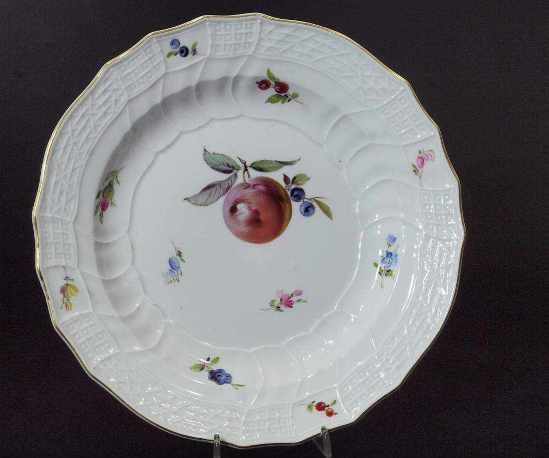 Teller. MEISSEN.Teller. MEISSEN, Marke 1860-1923. Reliefdekor "Neuozier", im Spiegel und auf der - Bild 2 aus 4