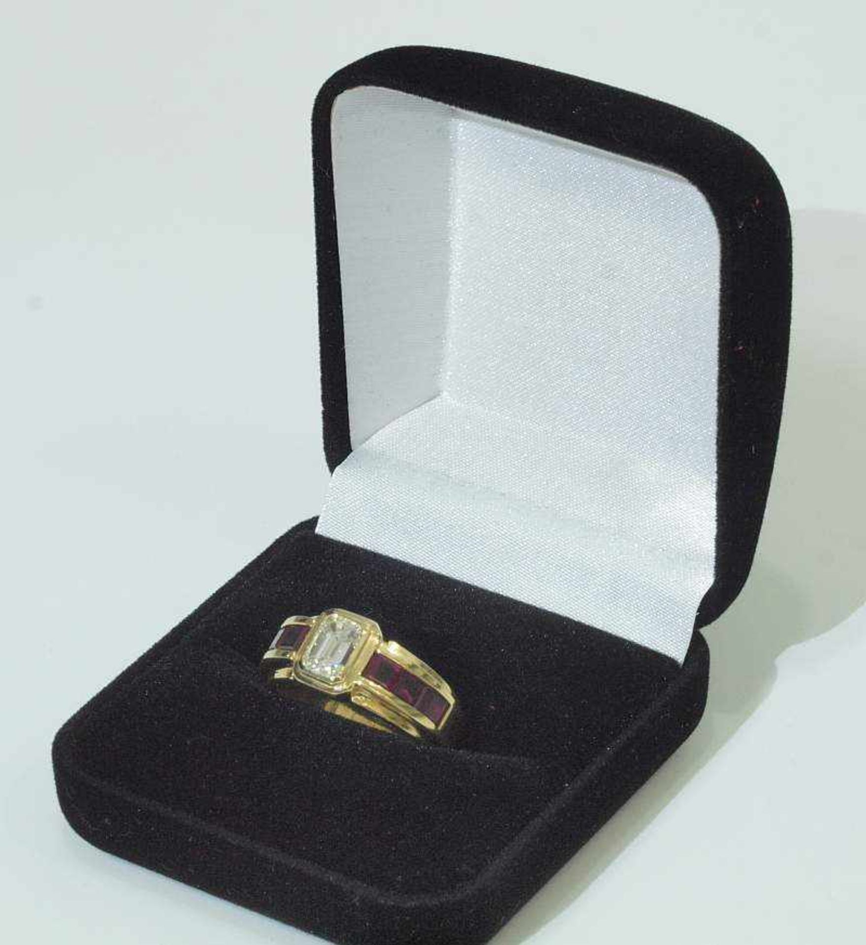 Ring mit Diamant und Rubinen.Ring mit Diamant und Rubinen. 750er Gelbgold punziert. Dreigeteilte - Bild 6 aus 7