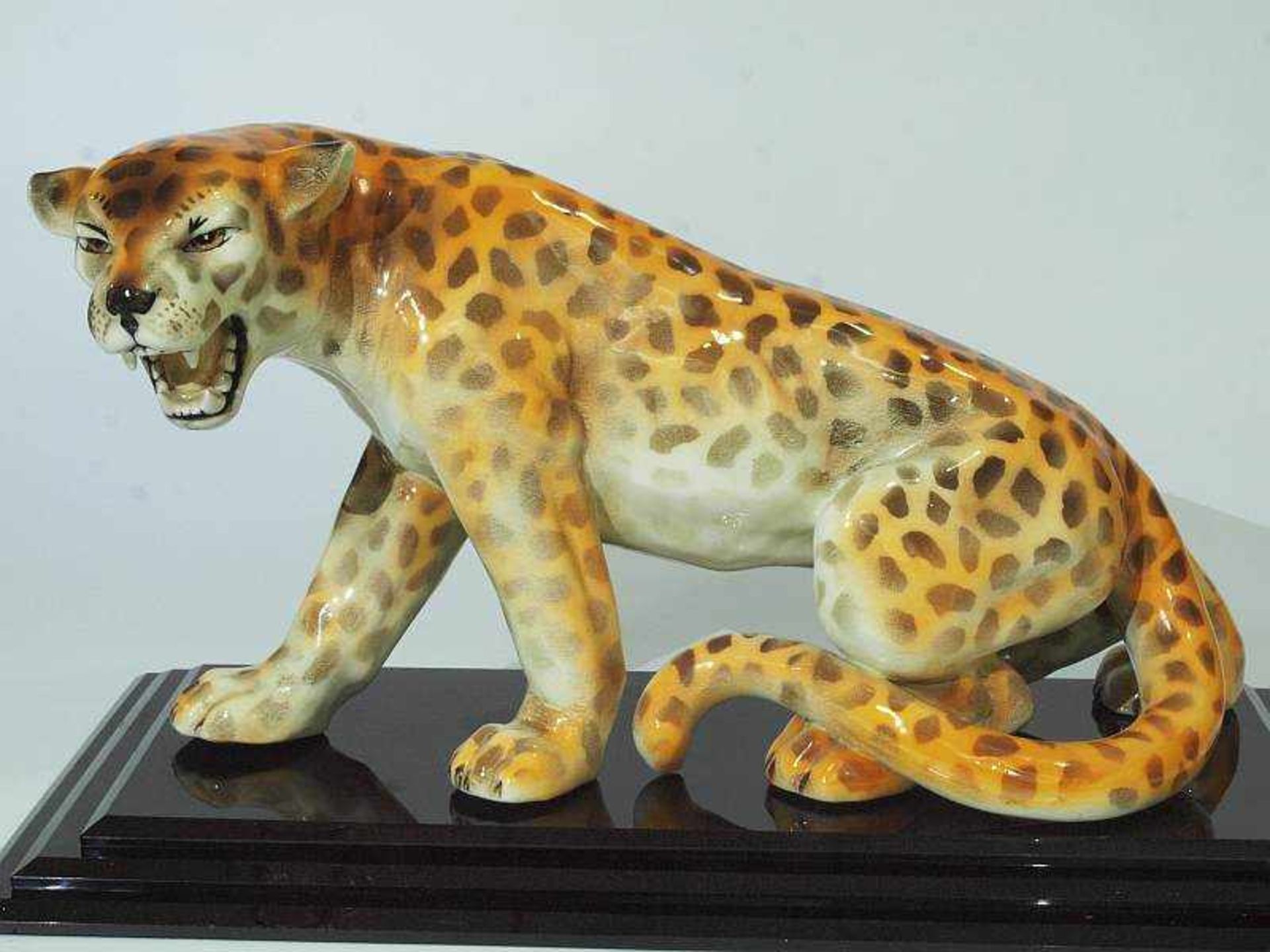 Raubkatze Leopard.Raubkatze Leopard. Keramik, Modellnummer 14243 / 26 / 16. Vollplastische, - Bild 3 aus 7