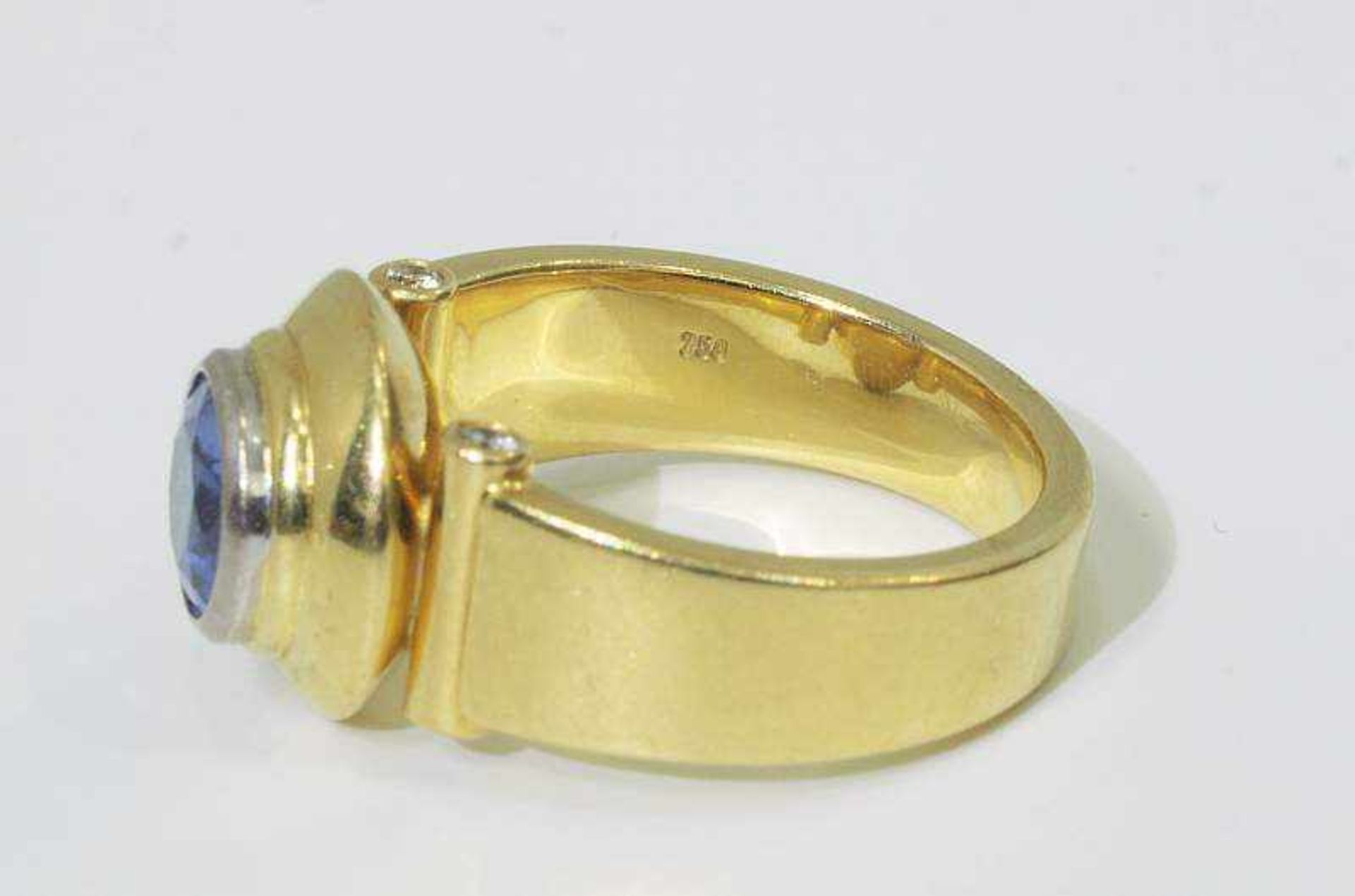 Ring mit Tansanit und vier Brillanten. Ring mit Tansanit und vier Brillanten. 750er Gelbgold - Bild 5 aus 5