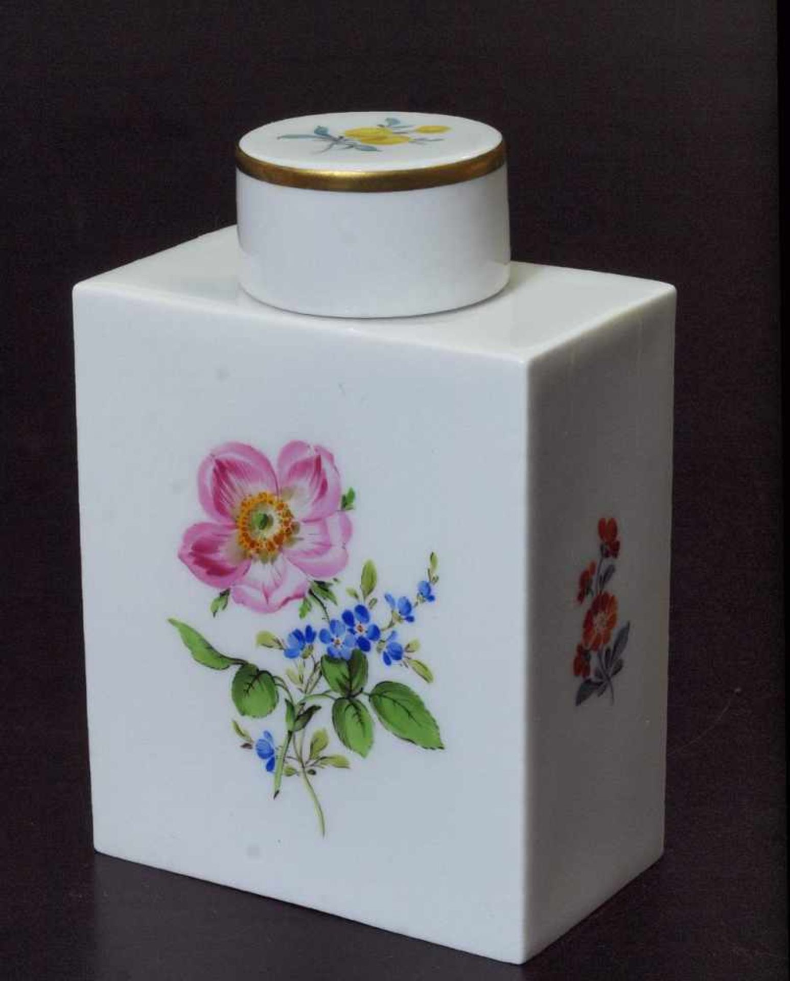 Teedose. MEISSEN.Teedose. MEISSEN, nach 1934, 1. Wahl. Farbige Blumenbemalung mit Einzelblüten. - Bild 2 aus 5