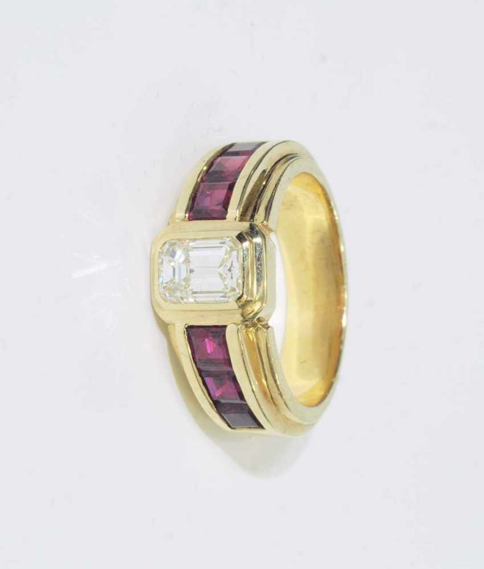 Ring mit Diamant und Rubinen.Ring mit Diamant und Rubinen. 750er Gelbgold punziert. Dreigeteilte - Bild 2 aus 7