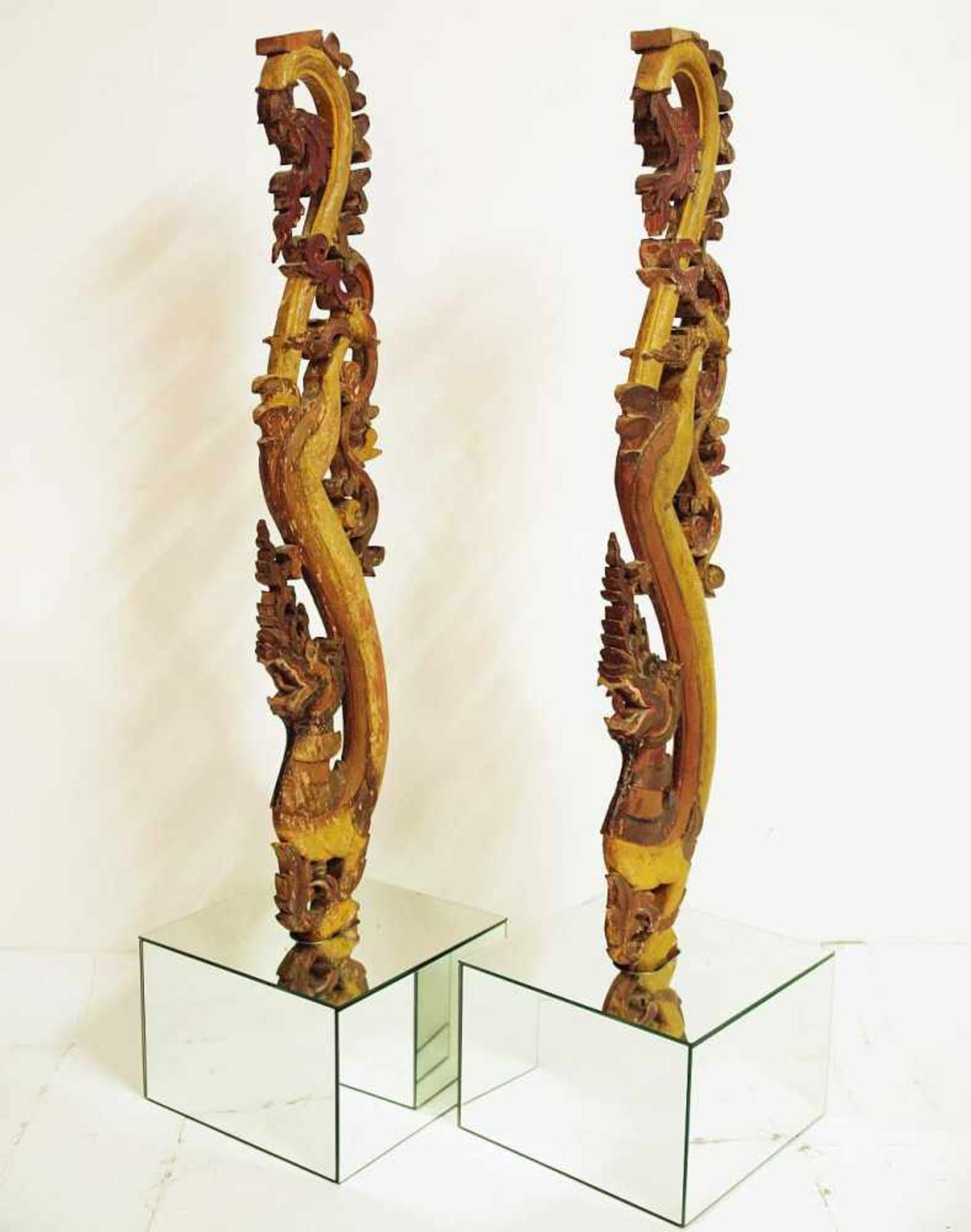 Paar Seepferdchen. Paar Seepferdchen. Holz, farbig gefaßt, partiell Trockenrisse. Höhe 116 cm. - Image 5 of 5