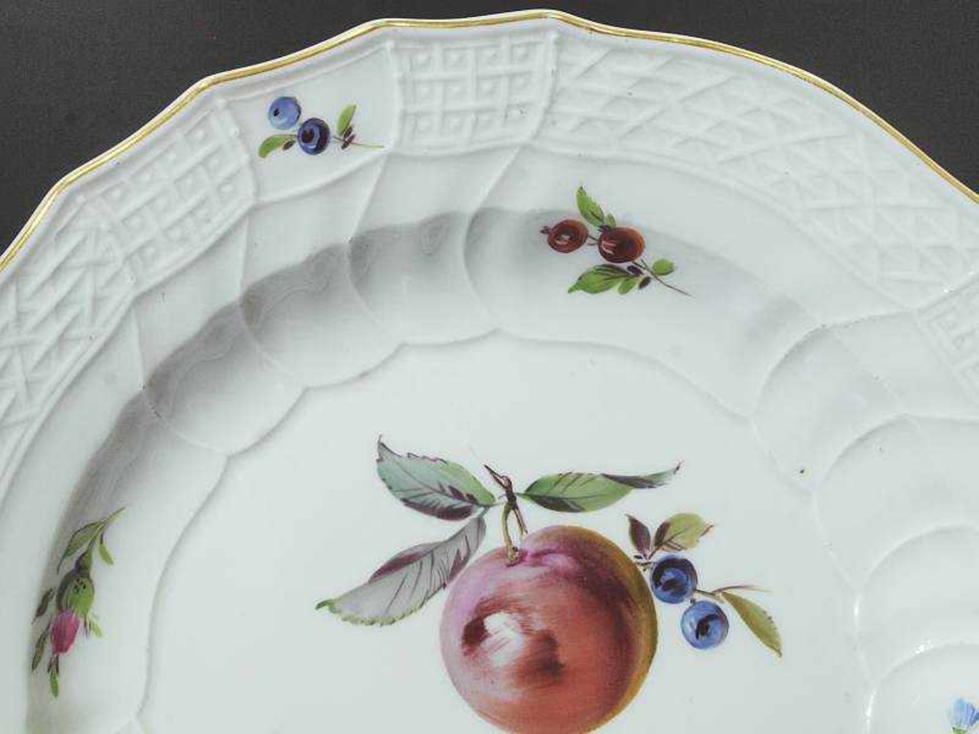 Teller. MEISSEN.Teller. MEISSEN, Marke 1860-1923. Reliefdekor "Neuozier", im Spiegel und auf der - Bild 3 aus 4