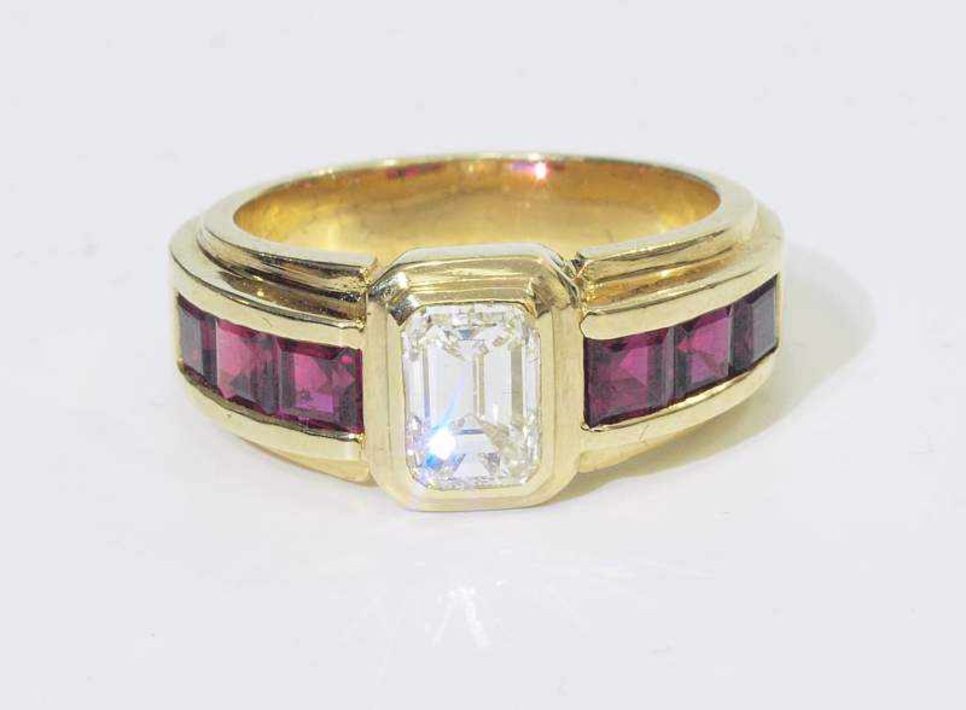 Ring mit Diamant und Rubinen.Ring mit Diamant und Rubinen. 750er Gelbgold punziert. Dreigeteilte - Bild 3 aus 7