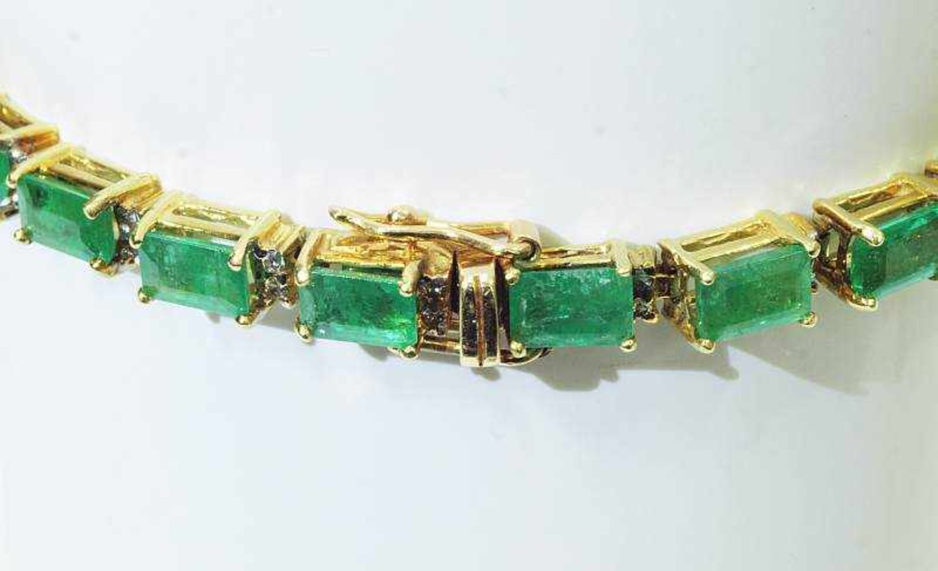 Tennis-Armband mit Smaragden und Brillanten.Tennis-Armband mit Smaragden und Brillanten. 585er - Bild 3 aus 5