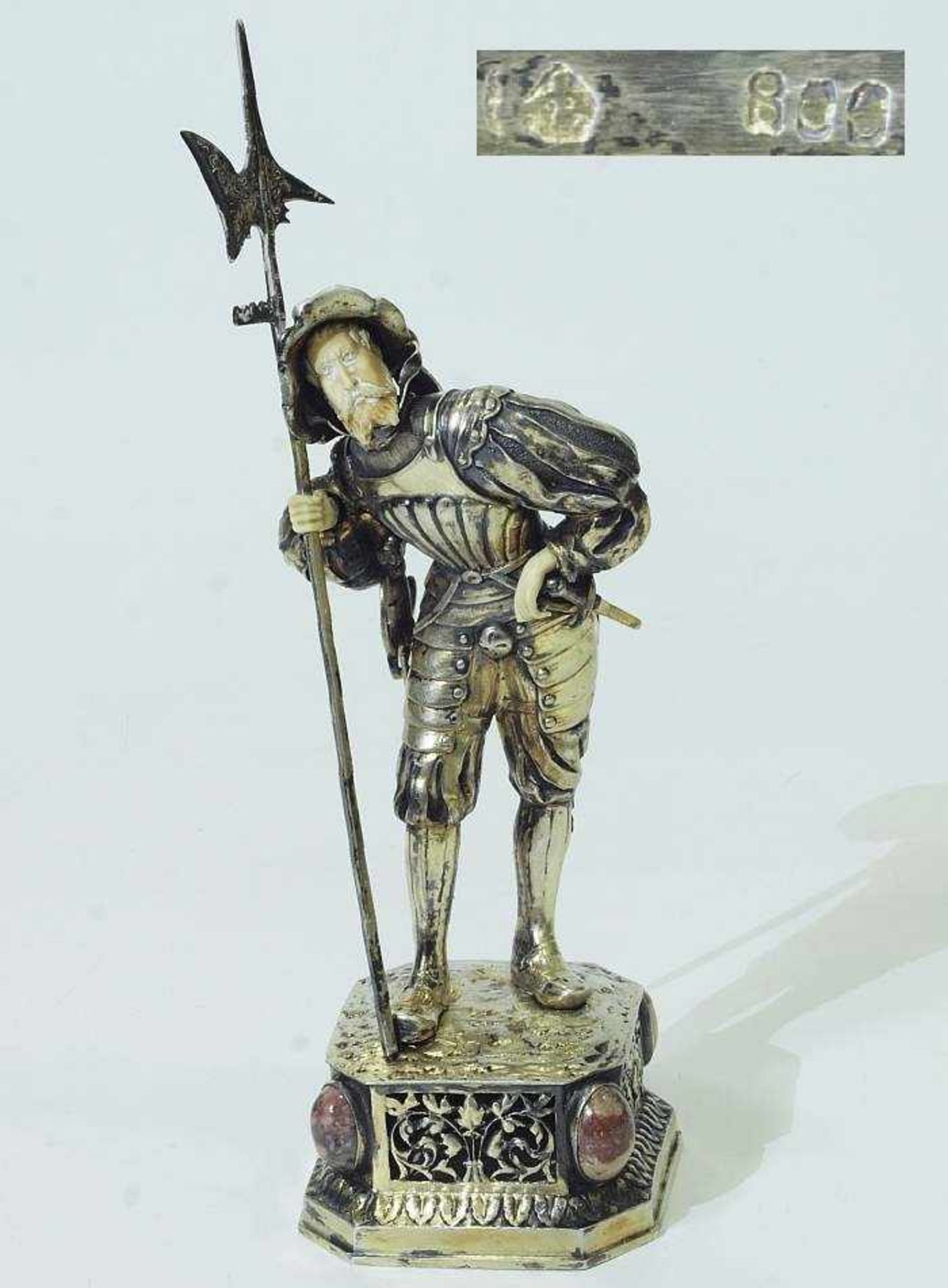 Uniformfigur. "Landsknecht mit Hellebarde und Schwert". Uniformfigur. "Landsknecht mit Hellebarde