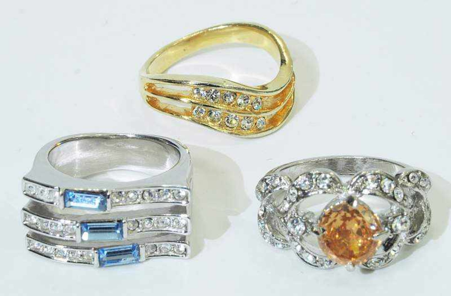 Konvolut mit fünf dekorativen Modeschmuck-Ringen. Konvolut mit fünf dekorativen Modeschmuck- - Bild 4 aus 4