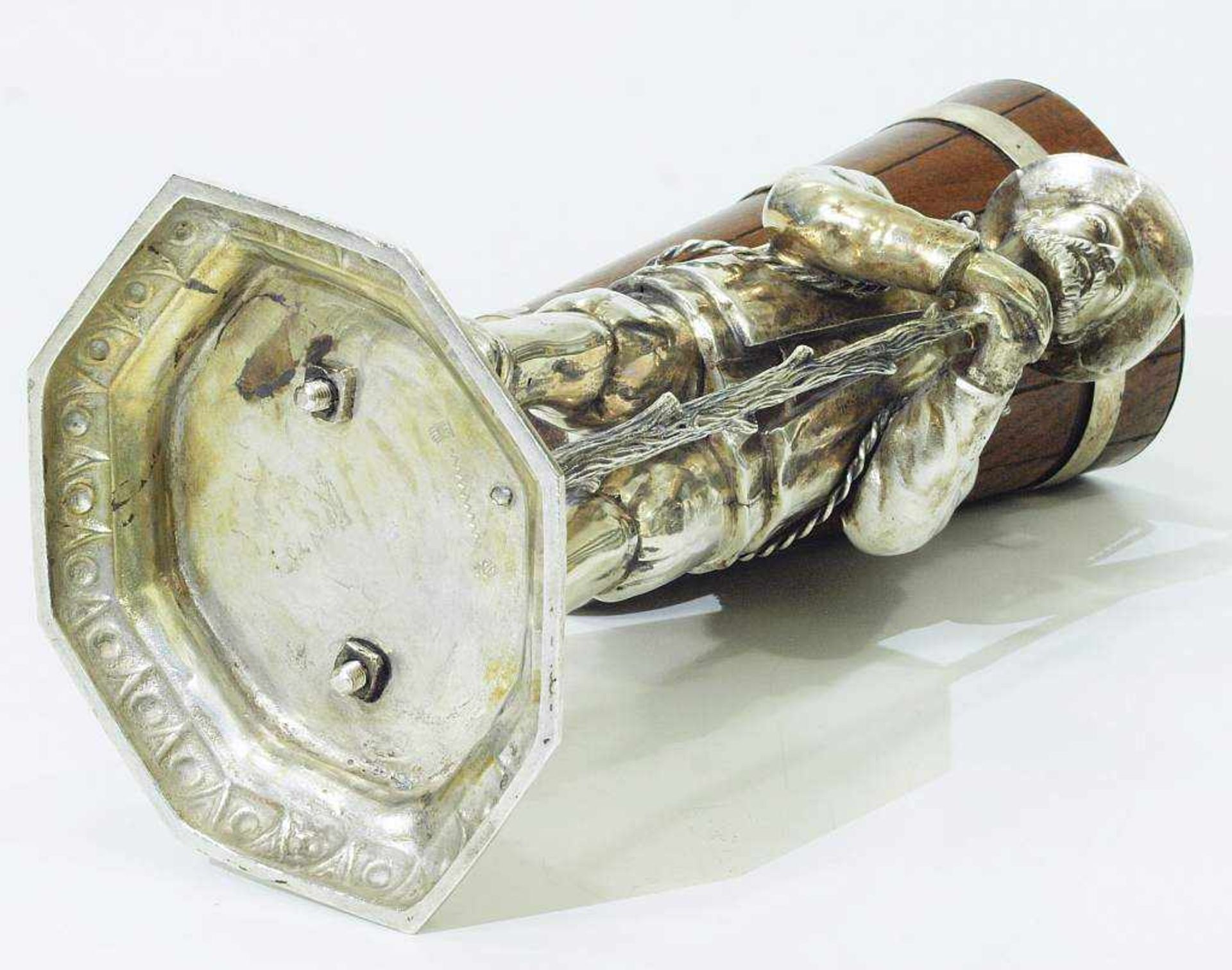 Büttenträger "Weinbauer mit Kiepe". Büttenträger "Weinbauer mit Kiepe". Silber, gepunzt, Augsburg, - Bild 5 aus 6