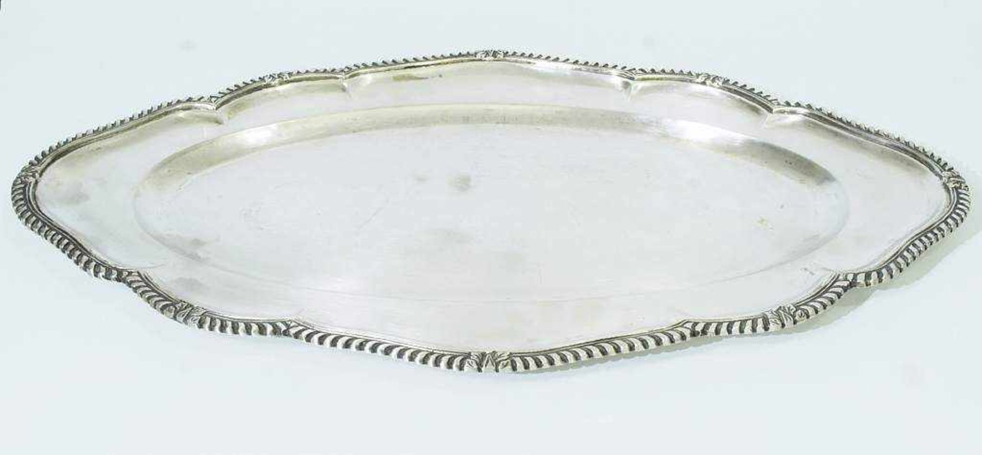 Großes ovales Tablett.Großes ovales Tablett. 19. / 20. Jahrhundert, 900er Silber, ovale - Bild 2 aus 4