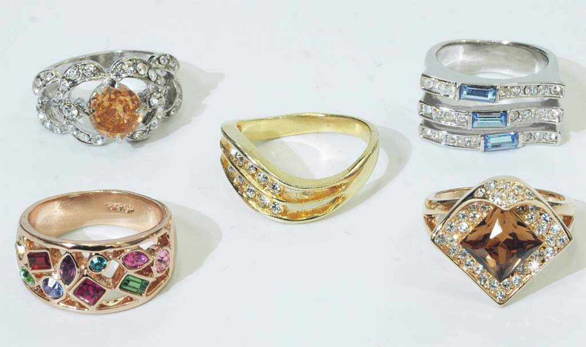 Konvolut mit fünf dekorativen Modeschmuck-Ringen. Konvolut mit fünf dekorativen Modeschmuck- - Bild 2 aus 4