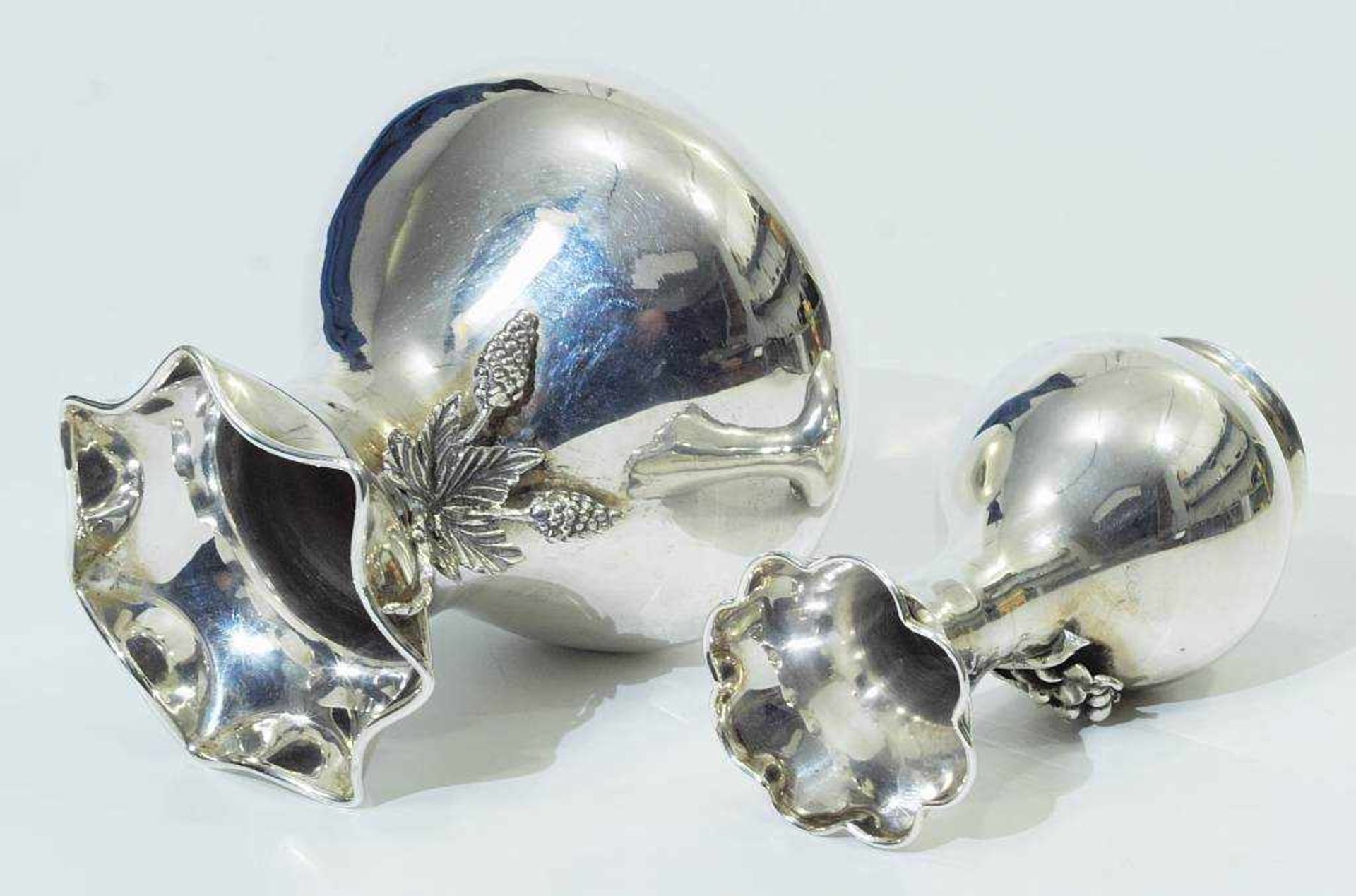 Zwei Vasen.Zwei Vasen. 900er Silber punziert. Jeweils in Balusterform, glatte Wandung, schauseits - Bild 3 aus 4