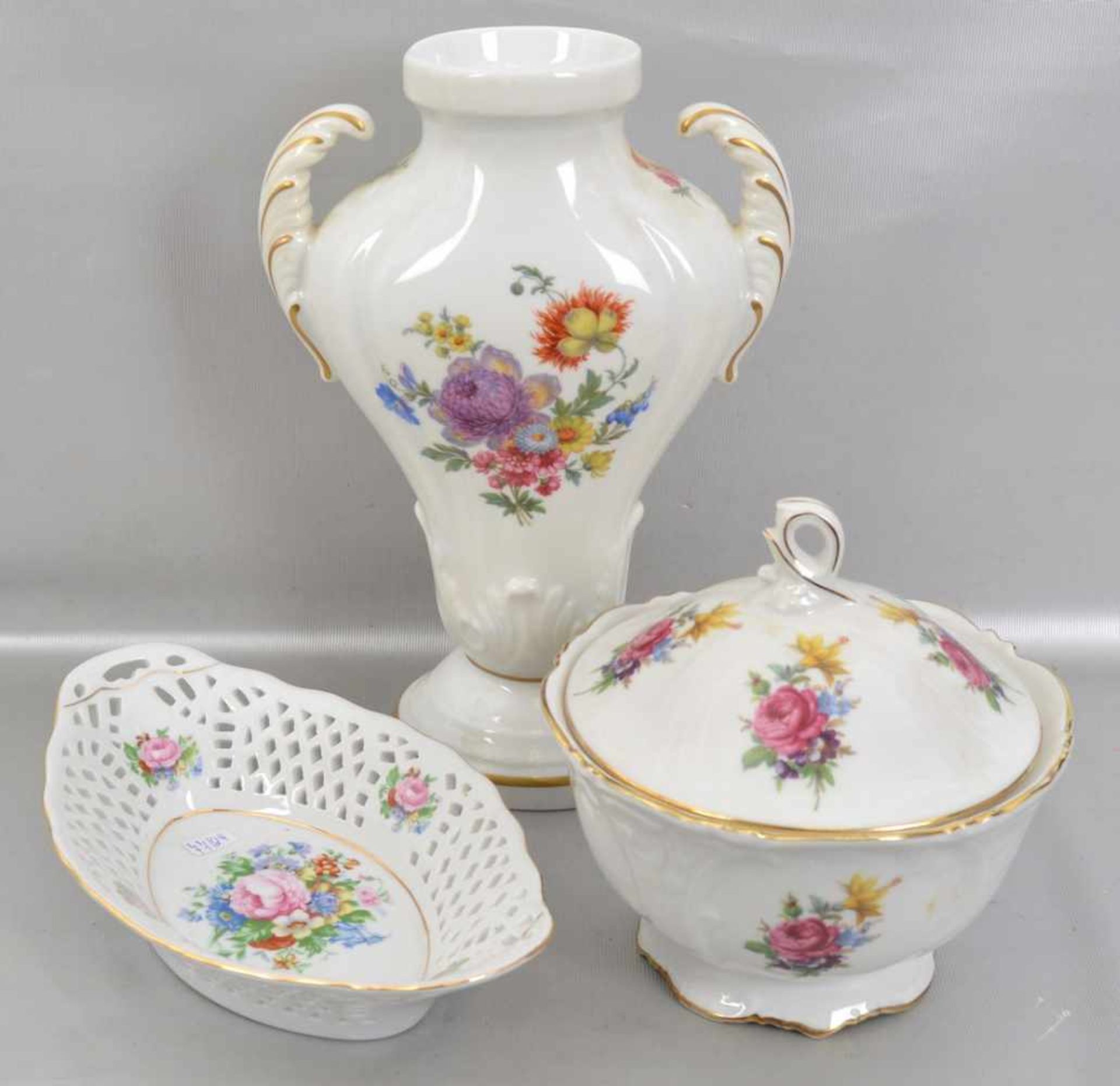 Konvolut drei Teile Porzellan, Vase, Dose und Schale, gold verziert und mit bunter Blumenverzierung