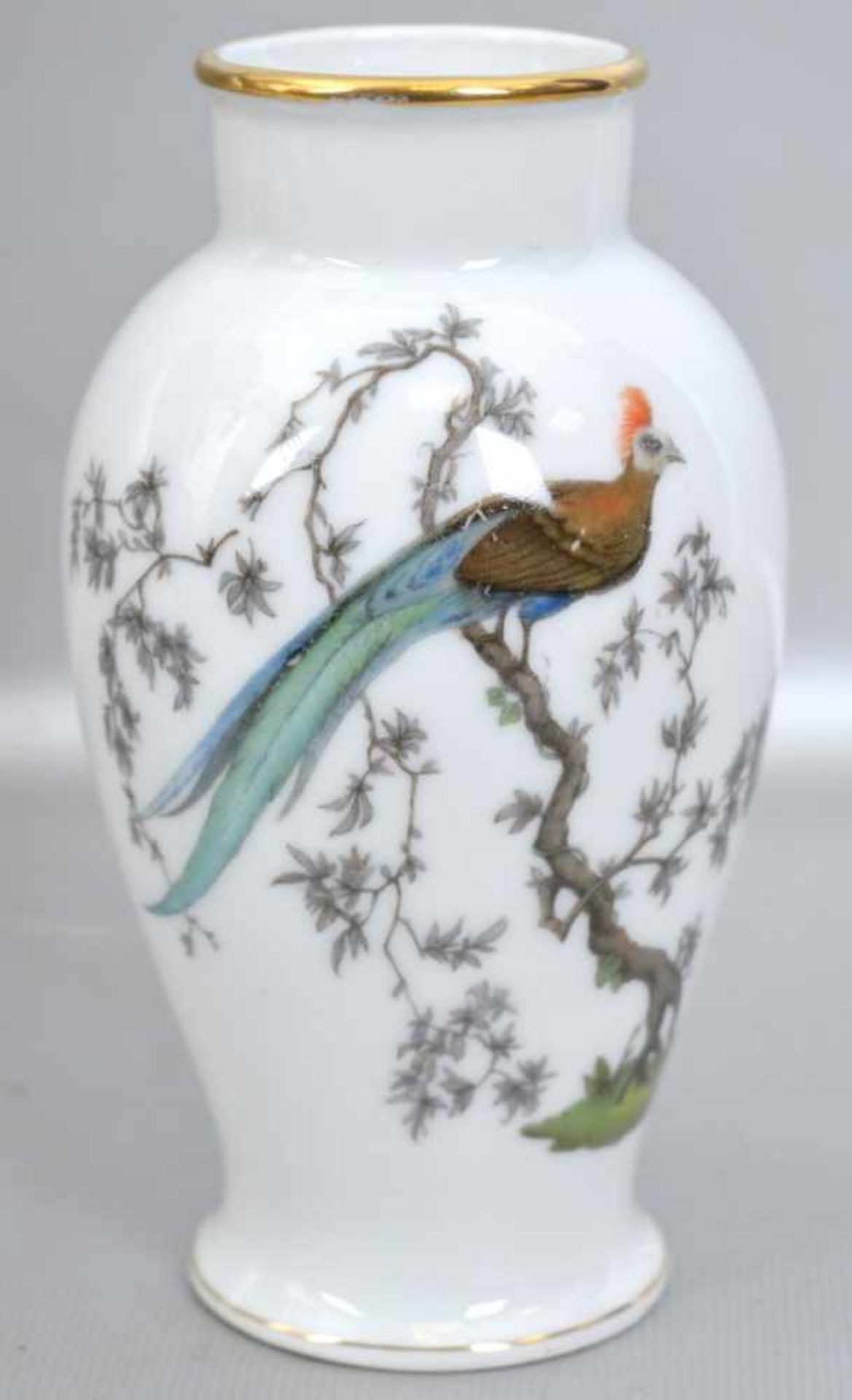 Vase leicht gebaucht, mit Vogel auf Ast sitzend, bunt bemalt, FM Rosenthal, H 13 cm, 20er/30er