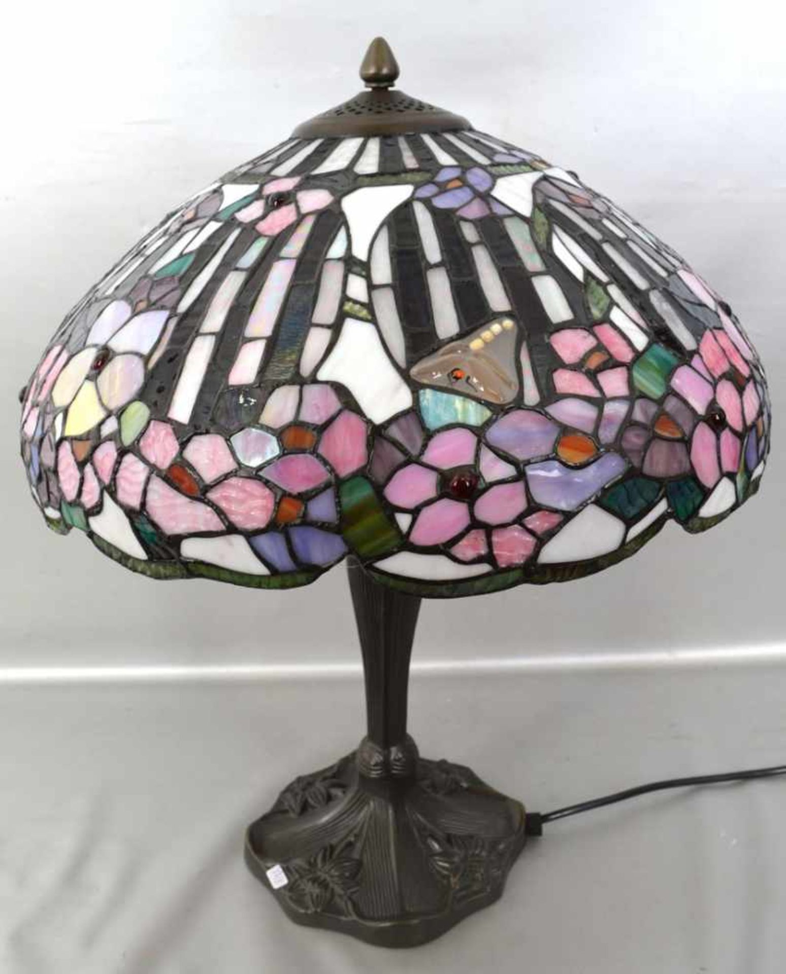 Tischlampe 2-lichtig, im Tiffany-Stil, Metallfuß, Schirm buntes Glas, H 55 cm, Dm 41 cm