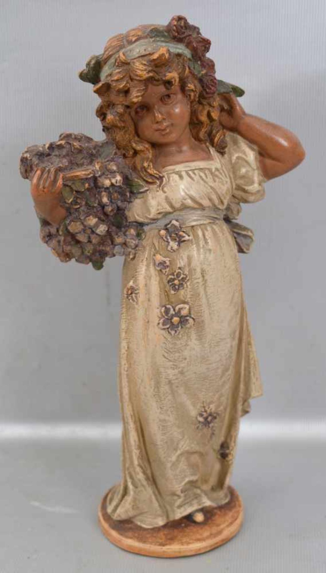 Allegorie des Sommers Mädchen mit Blumen, Keramik, auf rundem Sockel stehend, bunt bemalt, im Fuß