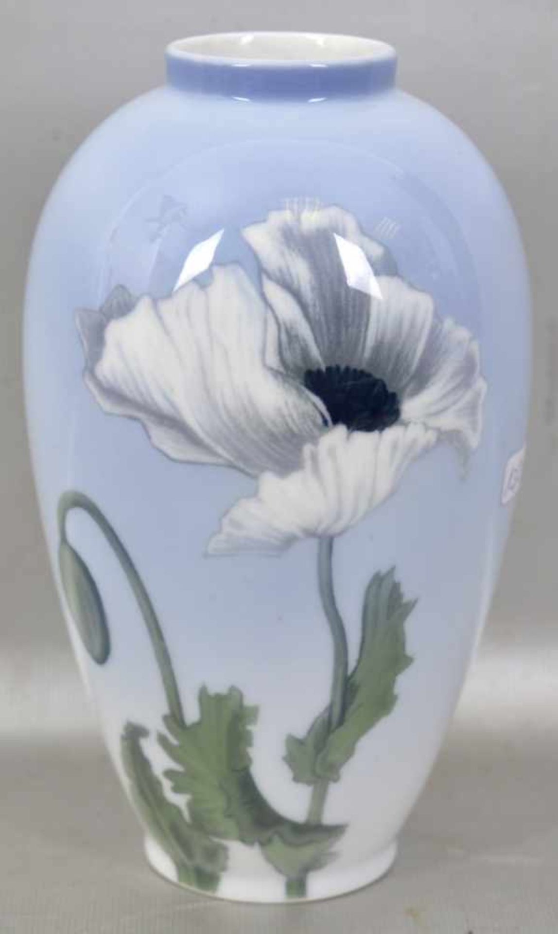 Vase gebaucht, Wandung mit bunter Blüte verziert, H 17 cm, FM Royal Kopenhagen