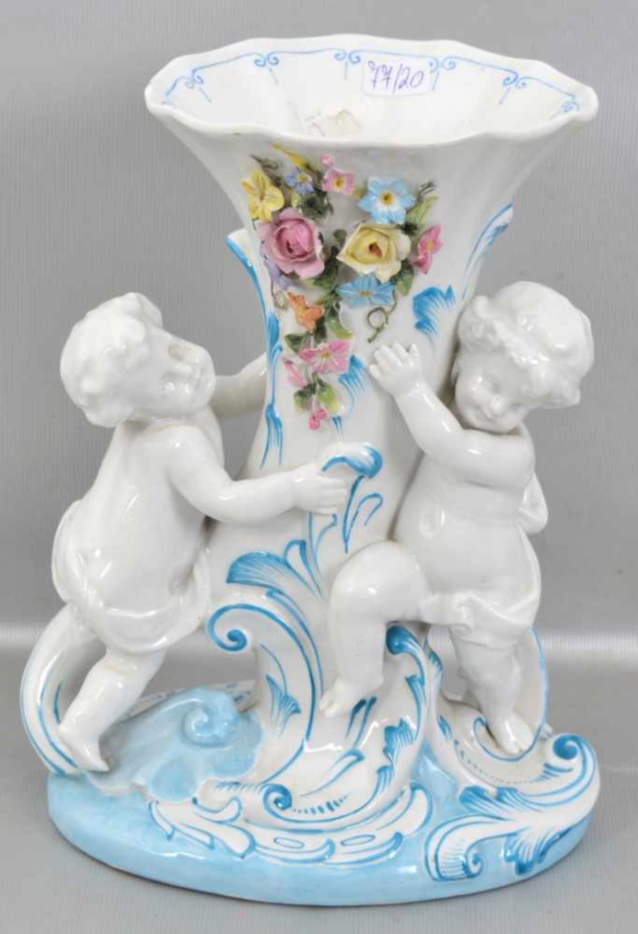 Vase in Form eines Füllhorns, mit zwei spielenden Kindern, mit halbplastischen Blüten verziert, bunt