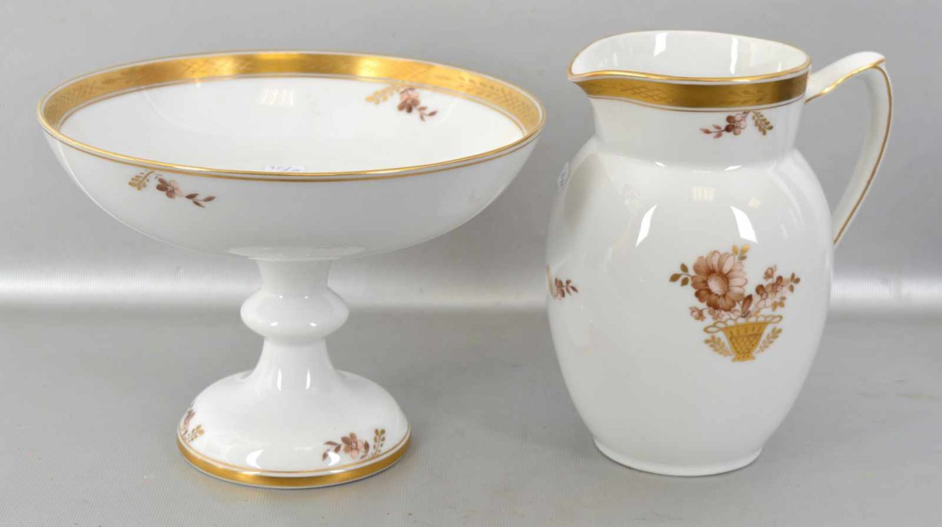 Krug und Aufsatzschale breiter Goldrand, Wandung und Spiegel mit goldenen Vasen und Blumen bemalt, H