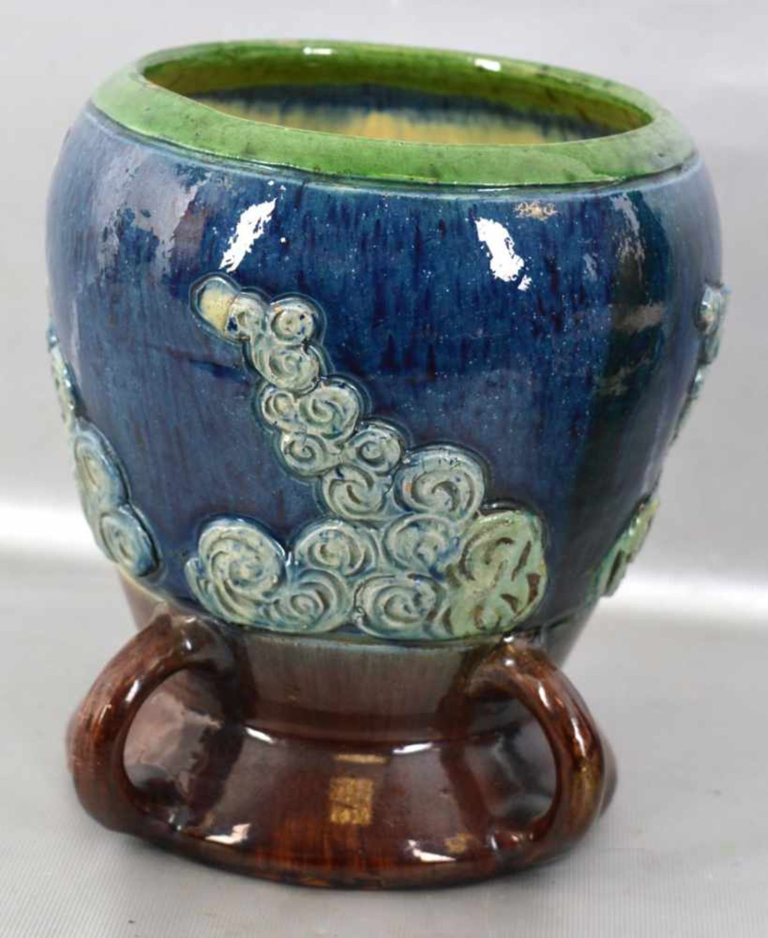 Vase rund, verzierter Fuß, grün/blauer Rand, Wandung mit plastischen Ornamenten verziert, H 19 cm,