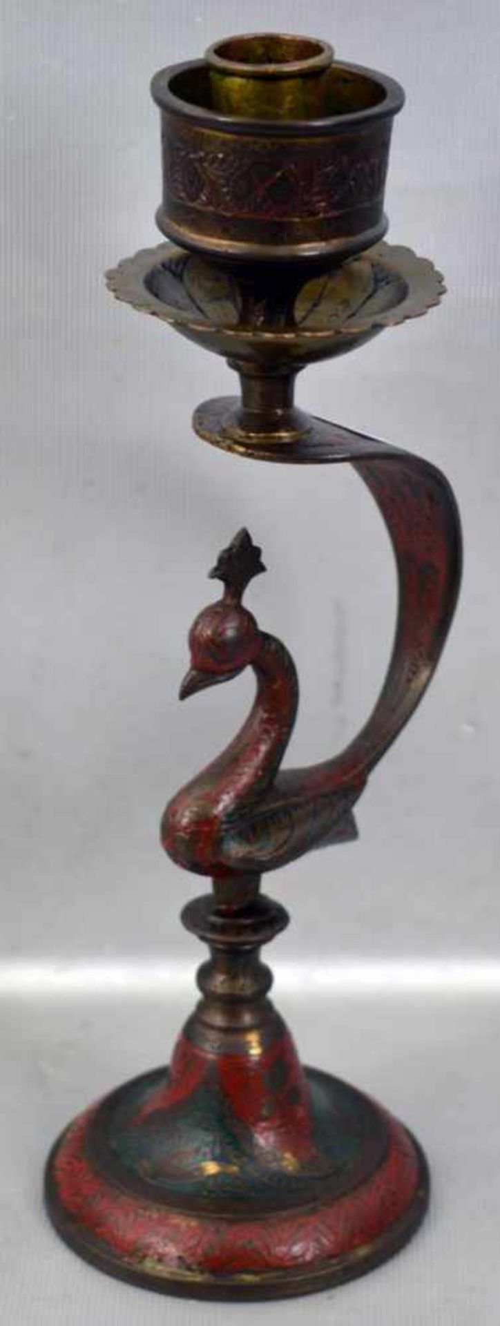 Orientalischer Leuchter 1-lichtig, Messing, runder Fuß, Schaft mit Tiermotiv verziert, teilweise rot