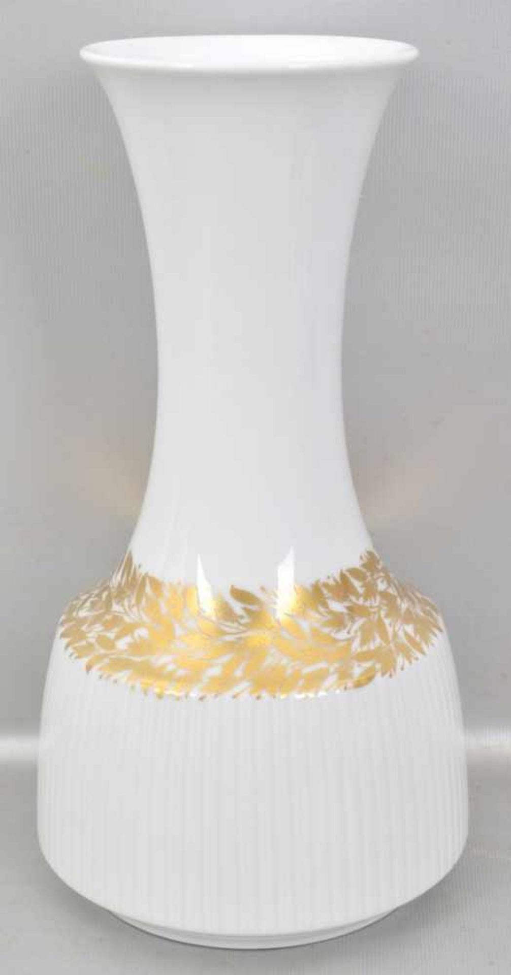 Vase weiß, mit goldenen Blüten, im Boden sign. Tapio Wirkkala, H 26 cm, FM Rosenthal, 70er Jahre