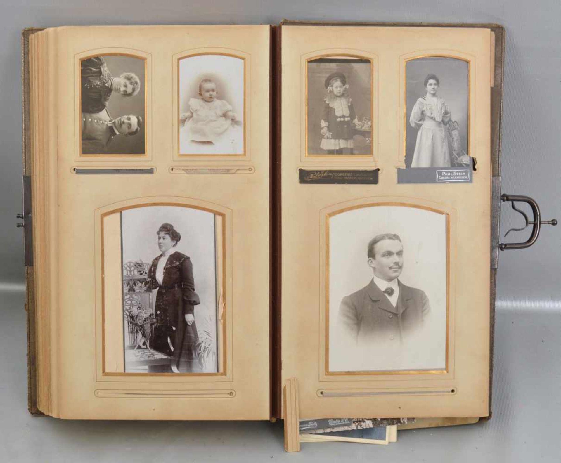Fotoalbum Beschlag besch., mit div. Fotografien, um 1900