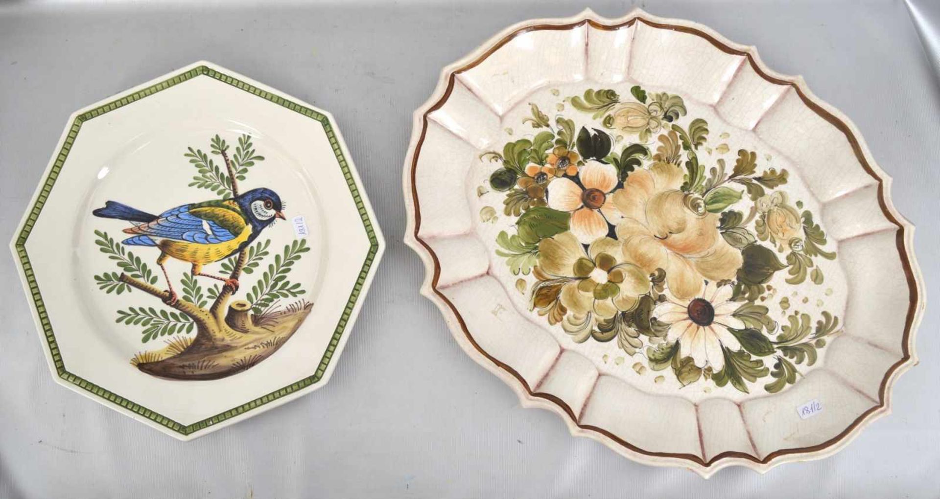 Platte und Teller Keramik, bunt bemalt, Spiegel mit Vogel- und Blumenmotiven