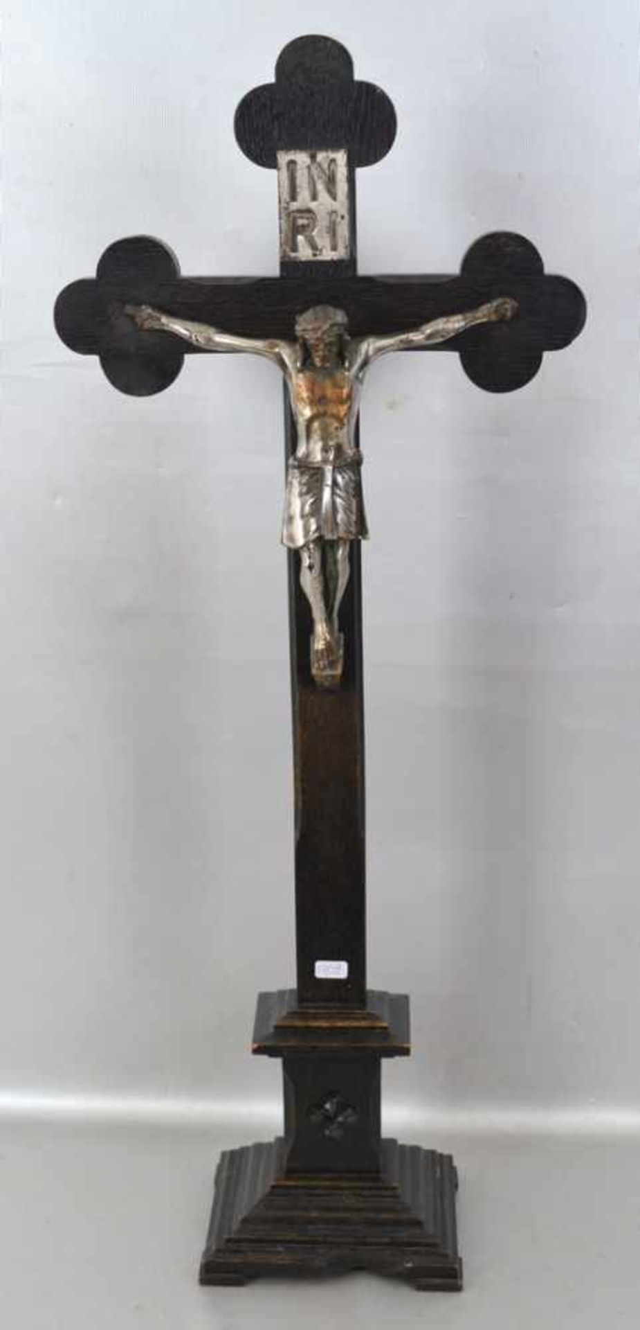 Aufstellkreuz Hartholz, schwarz gefasst, Christus am Kreuz, H 65 cm, um 1900